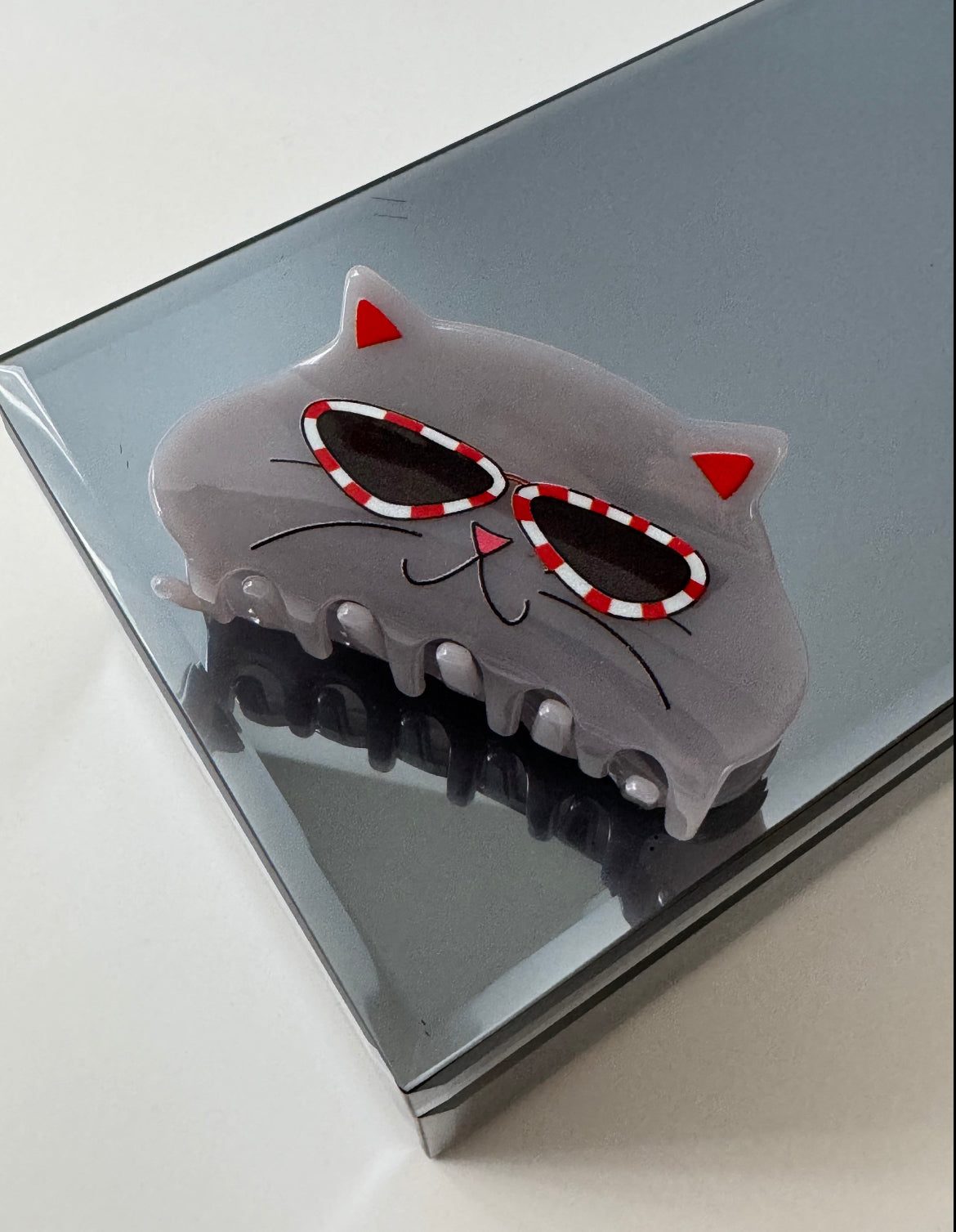 İTHAL GRİ GÖZLÜKLÜ KEDİ DESENLİ KEMİK MANDAL TOKA