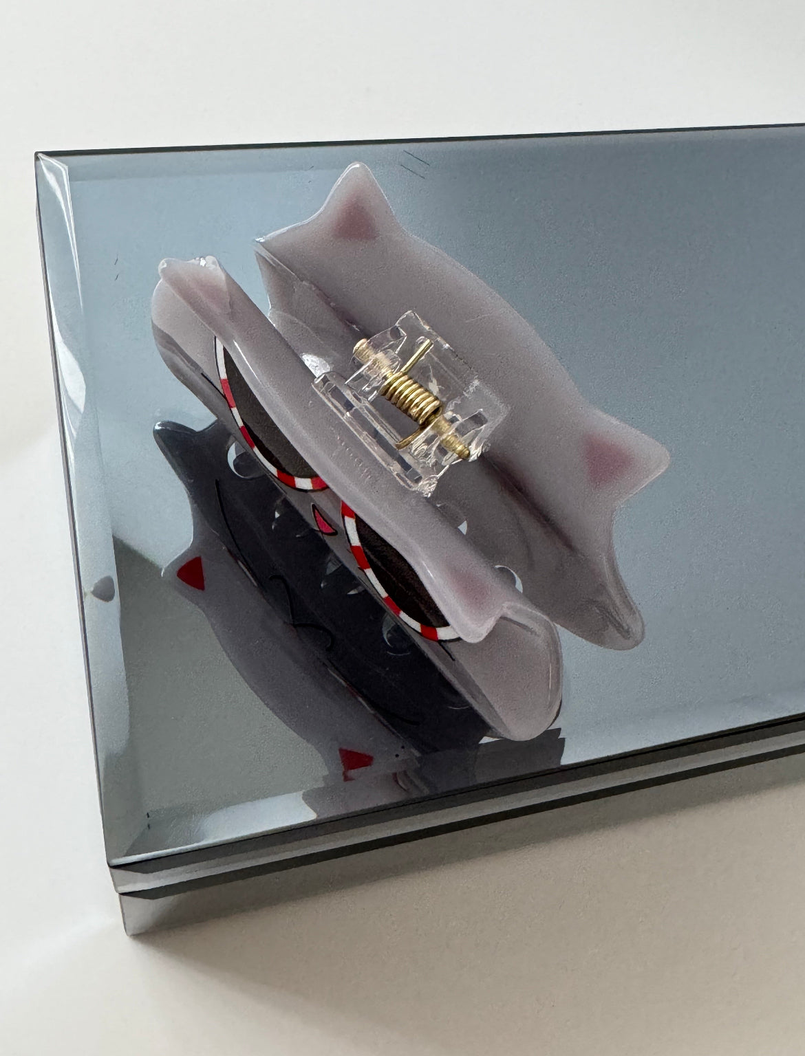 İTHAL GRİ GÖZLÜKLÜ KEDİ DESENLİ KEMİK MANDAL TOKA