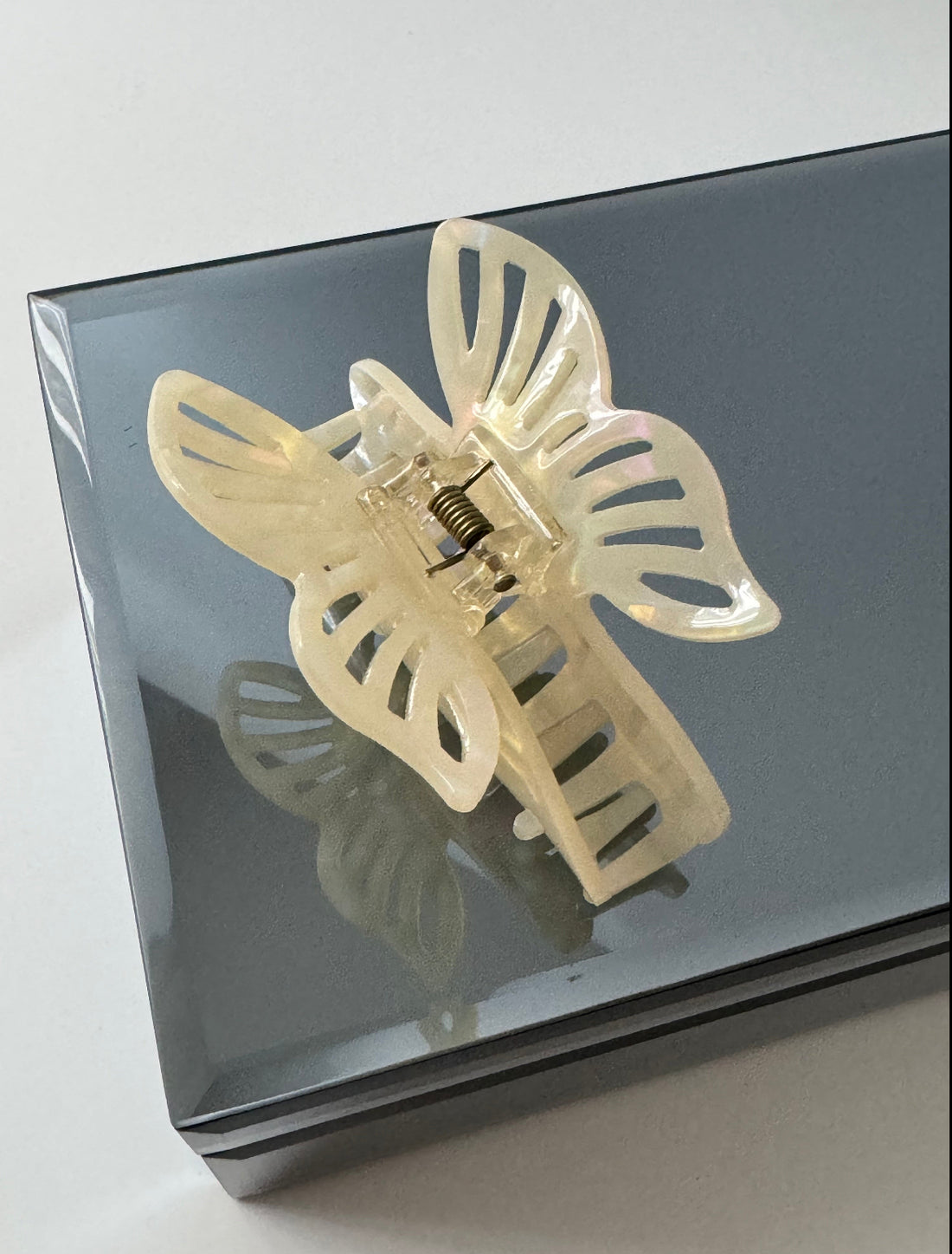 İTHAL KELEBEK DETAYLI KEMİK MANDAL TOKA