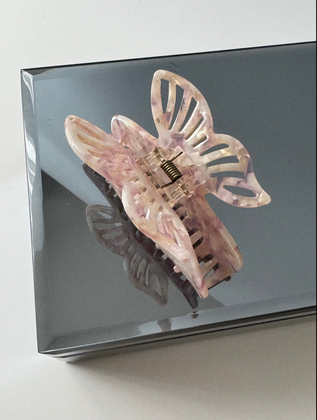 İTHAL KELEBEK DETAYLI KEMİK MANDAL TOKA