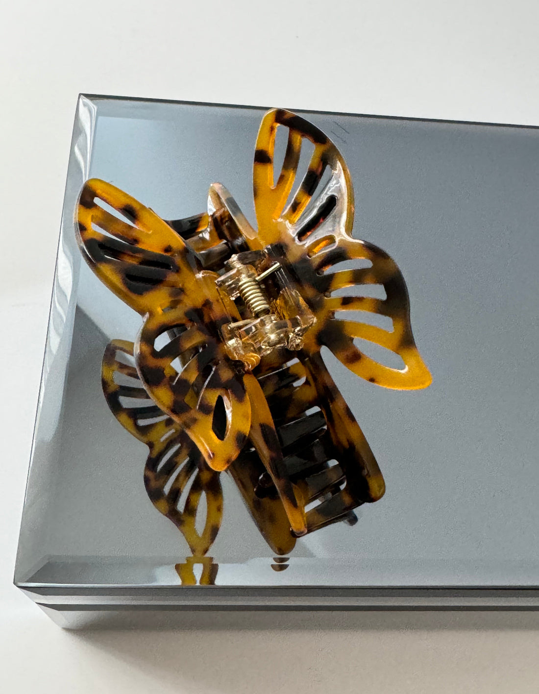 İTHAL LEOPARLI KELEBEK DETAYLI KEMİK MANDAL TOKA