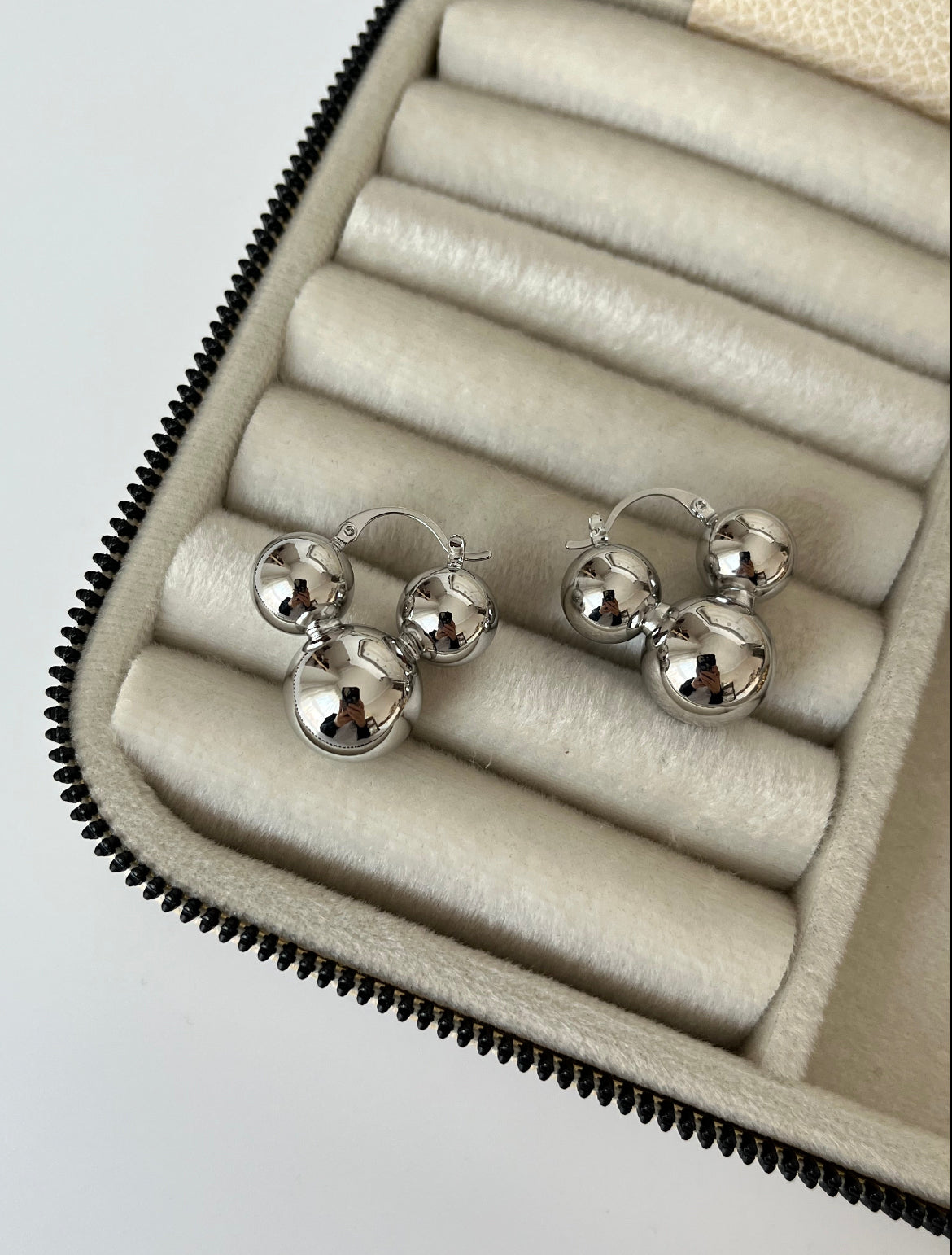 İTHAL MİCKEY DETAYLI BÜYÜK BOY SİLVER KÜPE