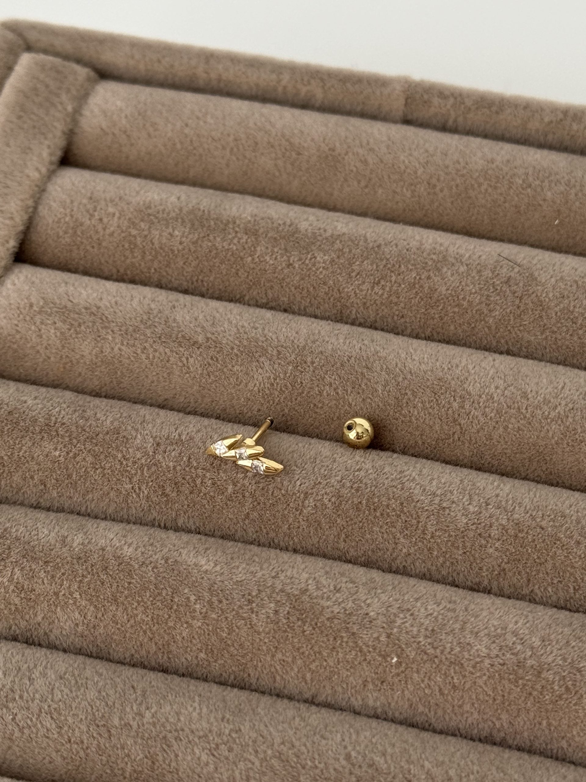 TAŞ DETAYLI TRAGUS PİERCİNG