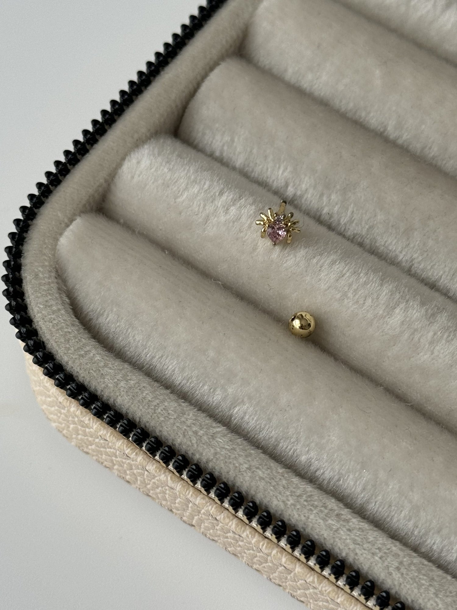 PEMBE TAŞLI ÖRÜMCEK TRAGUS PİERCİNG