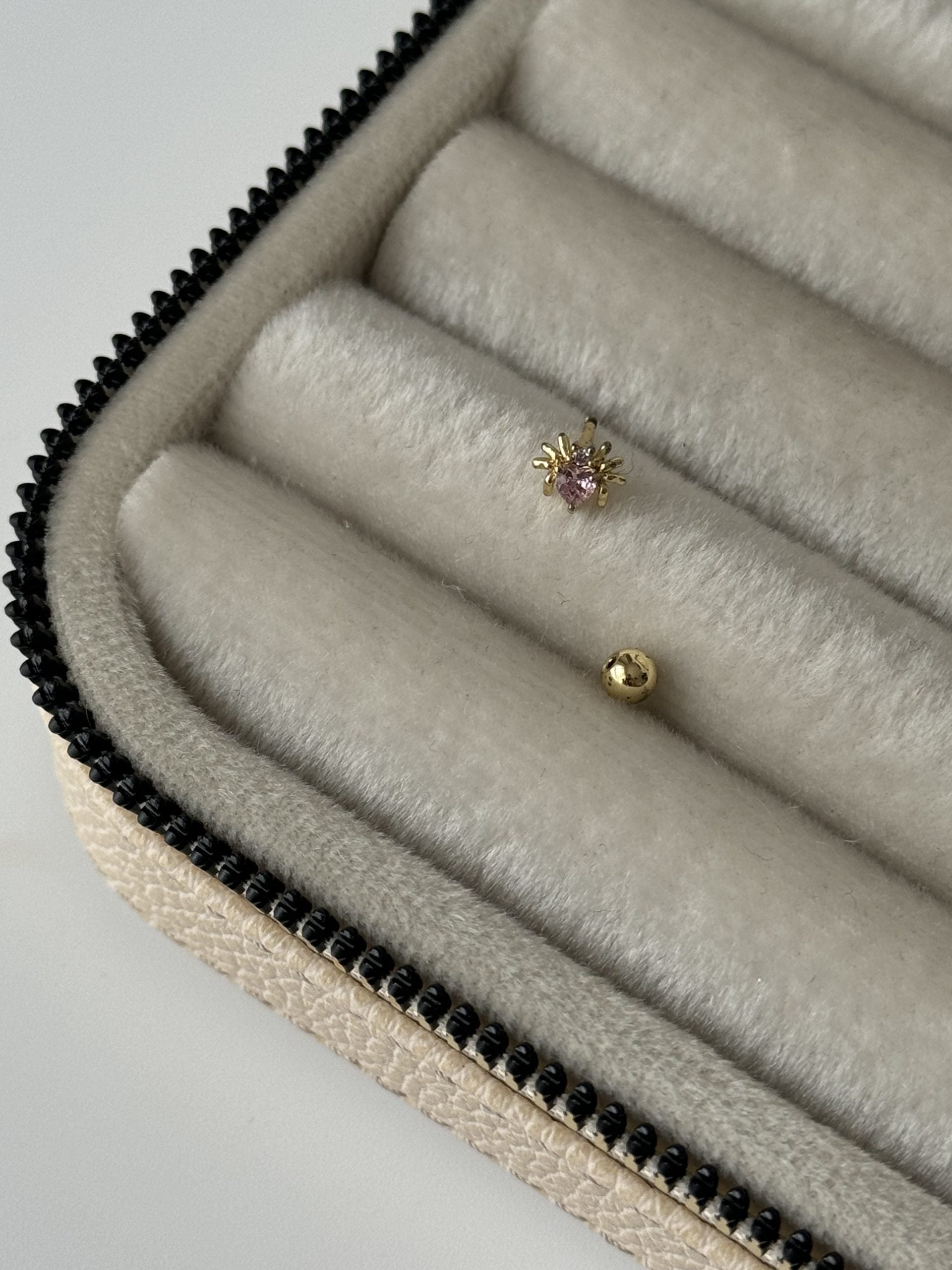 PEMBE TAŞLI ÖRÜMCEK TRAGUS PİERCİNG