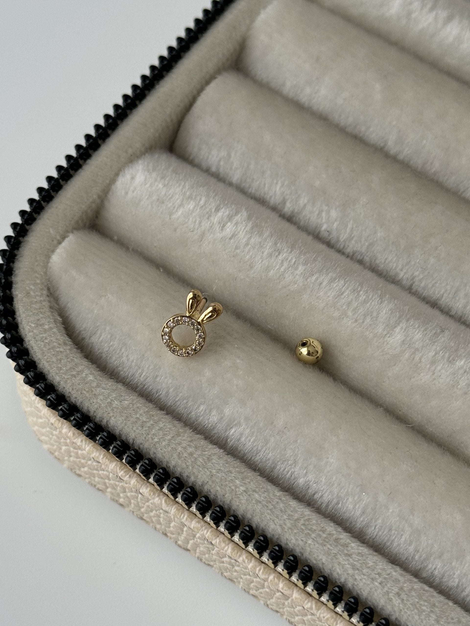 TAVŞAN TRAGUS PİERCİNG