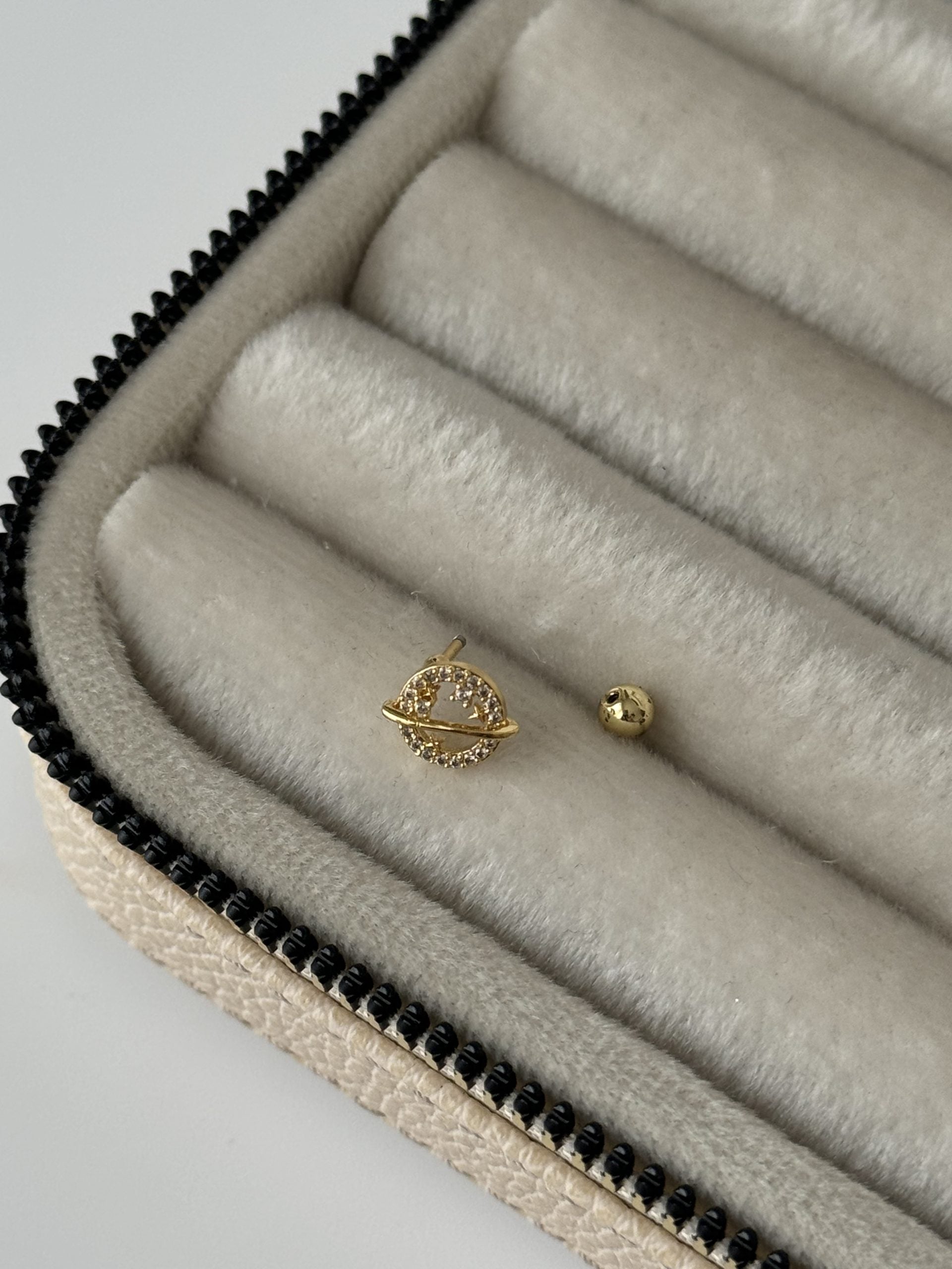 GEZEGEN DETAYLI TRAGUS PİERCİNG