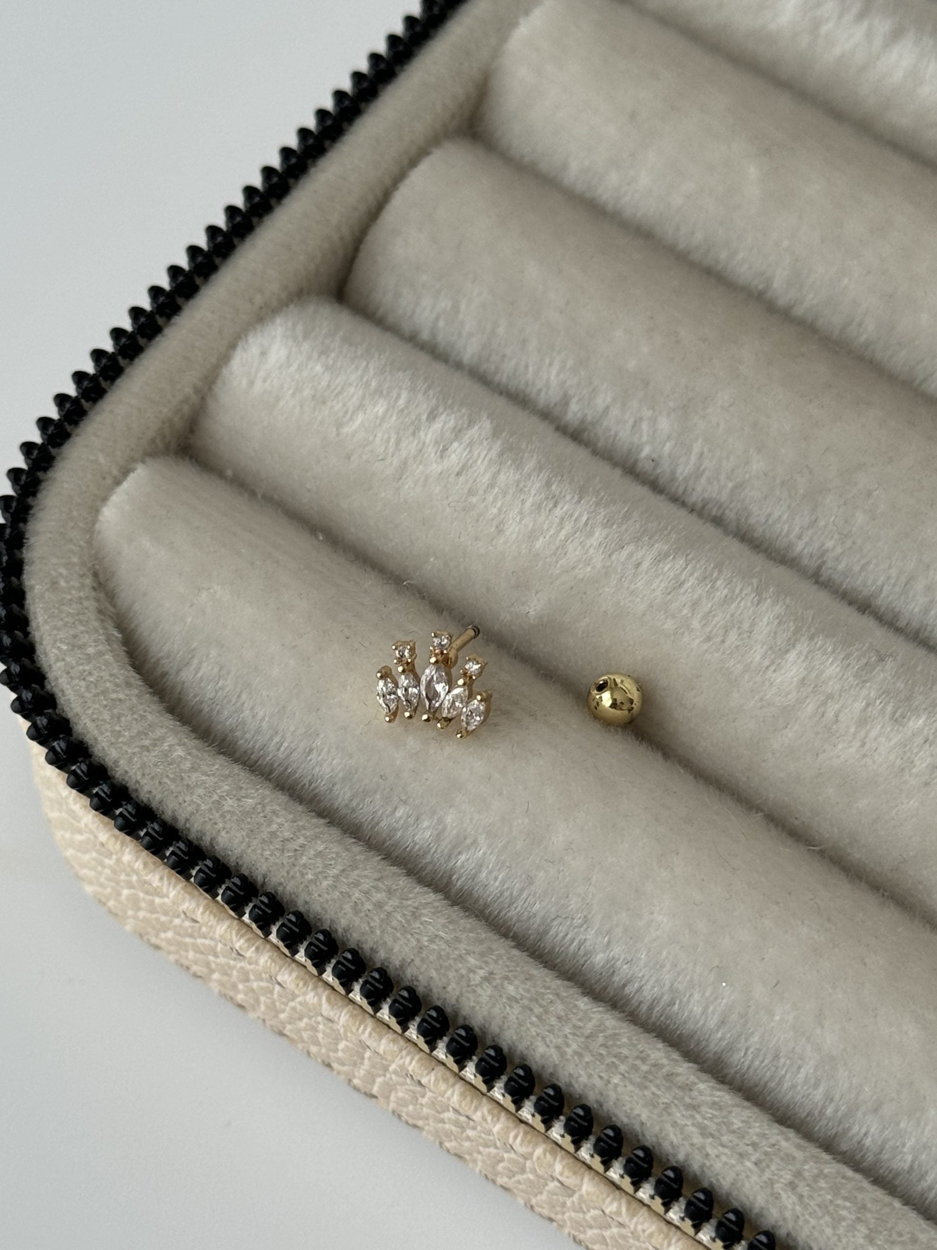 TAŞLI TRAGUS PİERCİNG