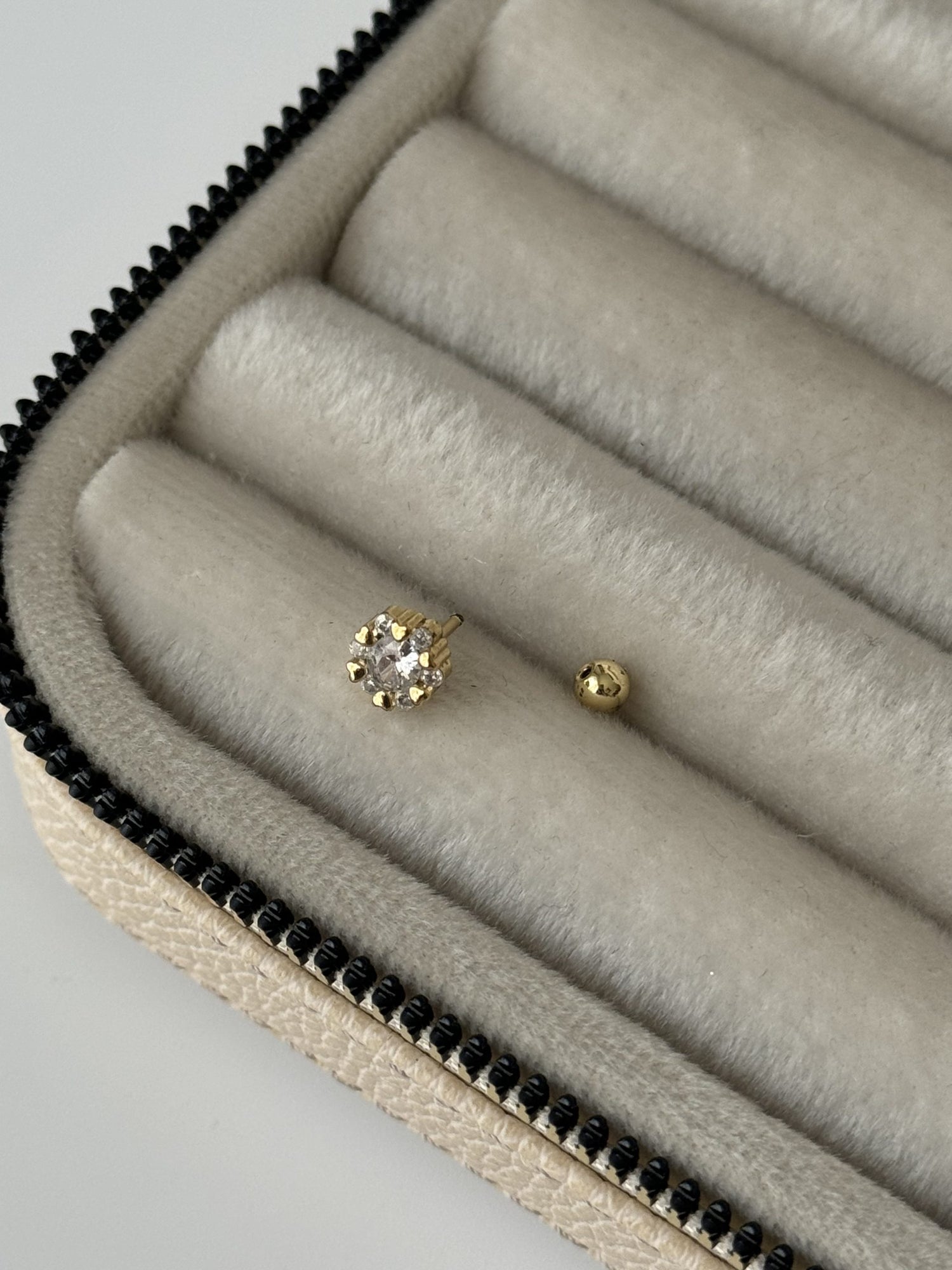 KALP DETAYLI TRAGUS PİERCİNG