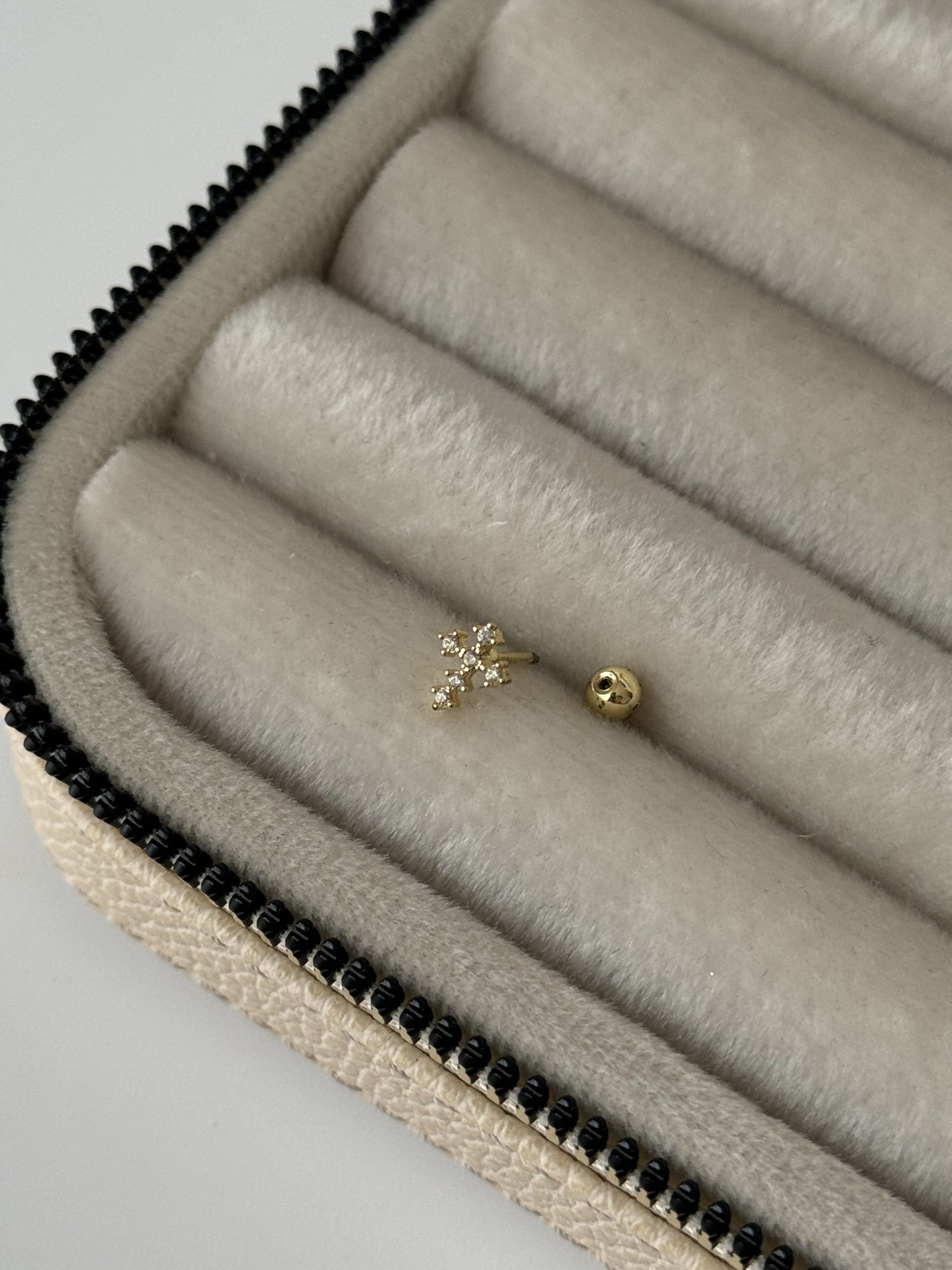 HAÇ TRAGUS PİERCİNG