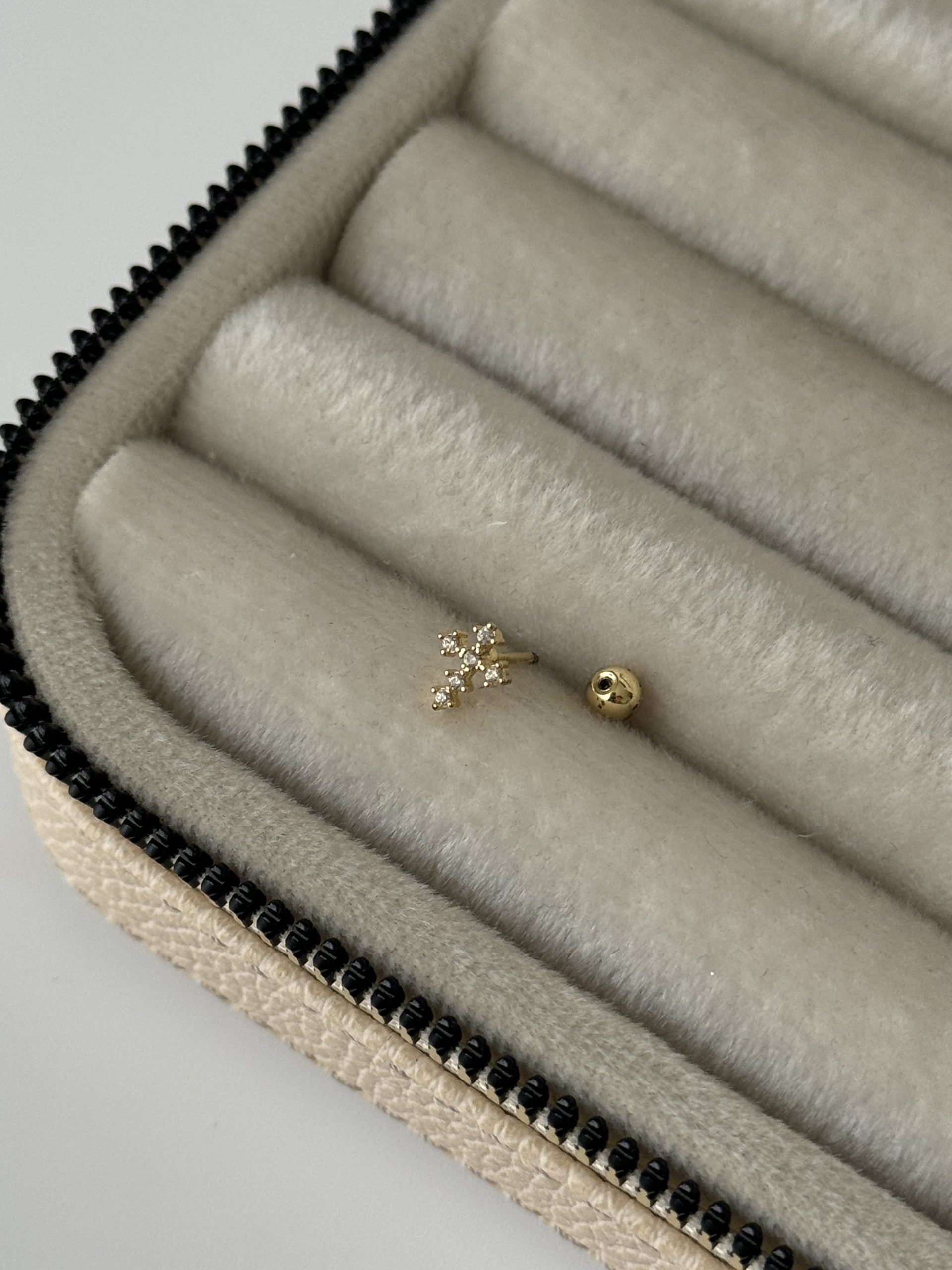 HAÇ TRAGUS PİERCİNG