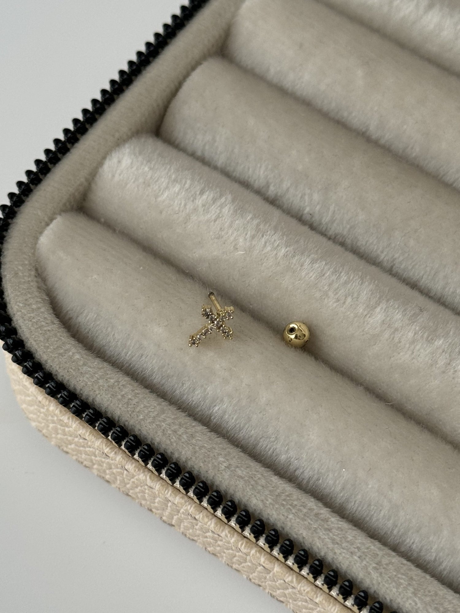 HAÇ TRAGUS PİERCİNG