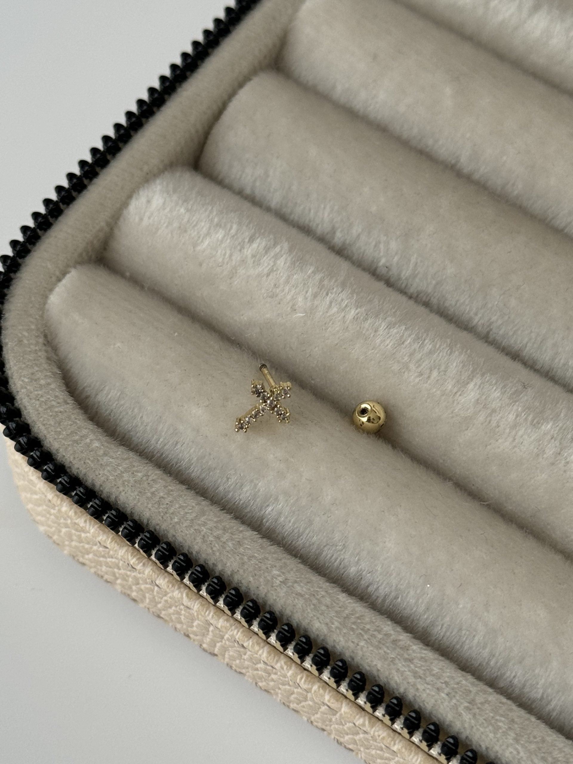 HAÇ TRAGUS PİERCİNG