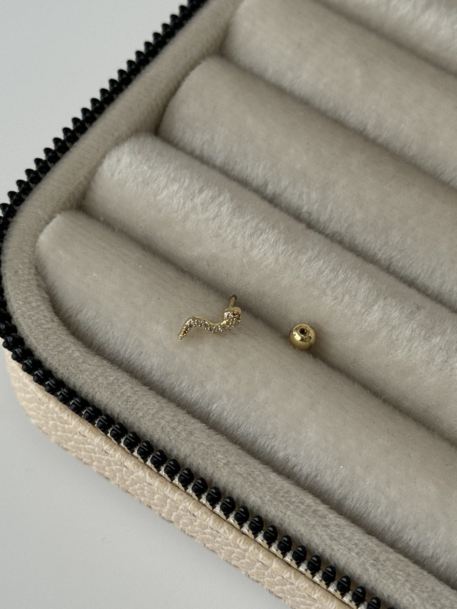 YILAN TRAGUS PİERCİNG