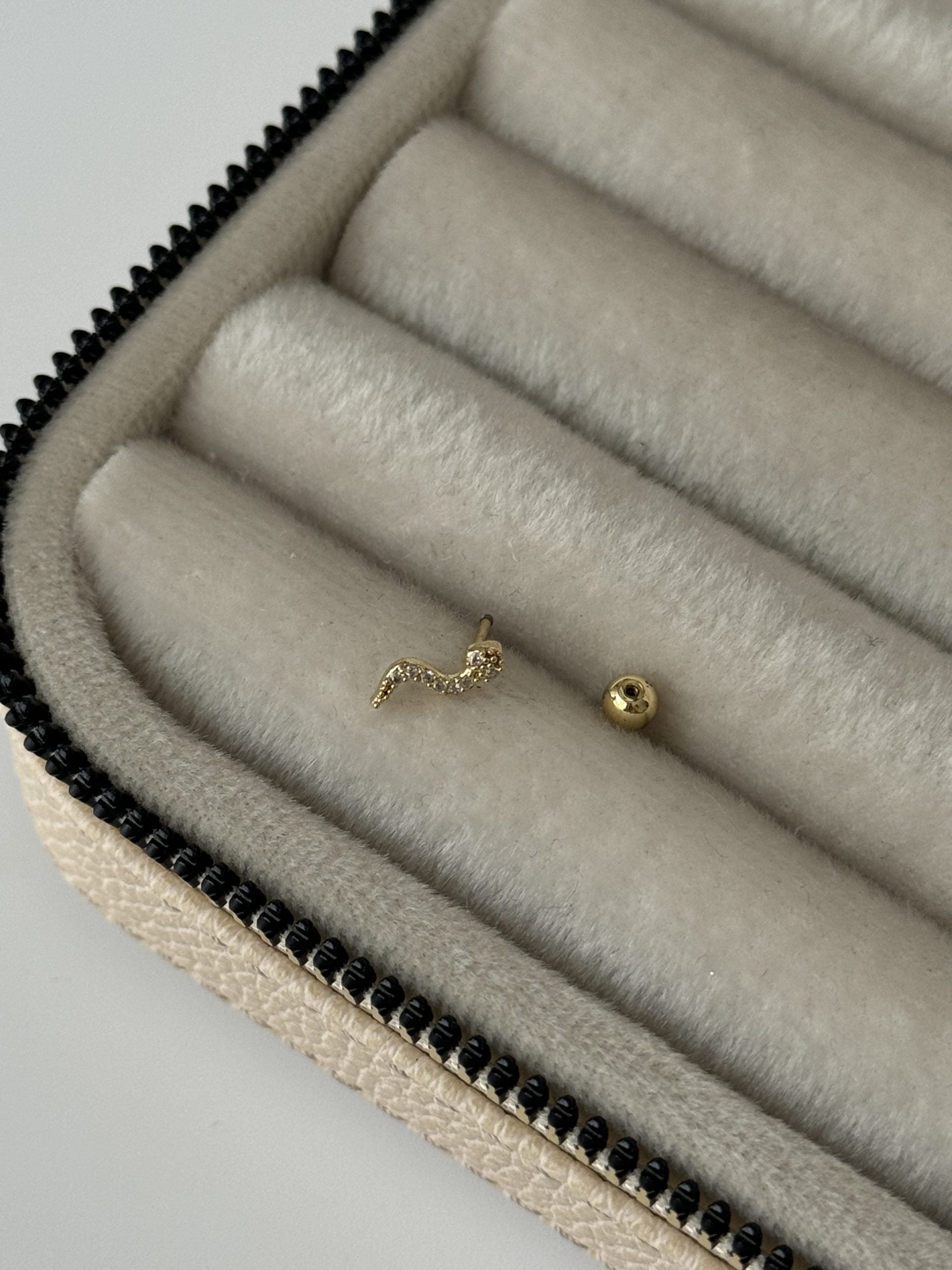 YILAN TRAGUS PİERCİNG