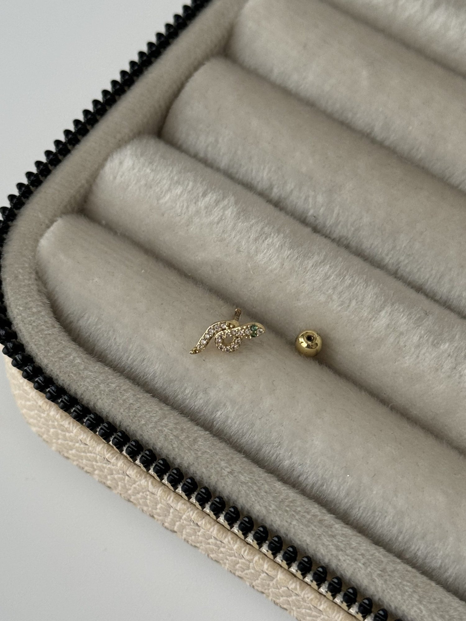 YILAN TRAGUS PİERCİNG