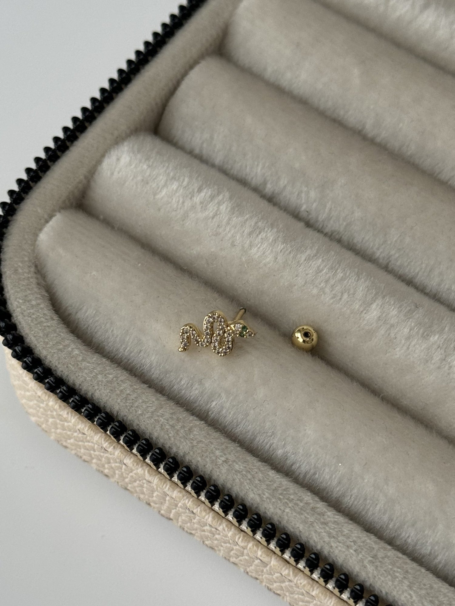 YILAN TRAGUS PİERCİNG