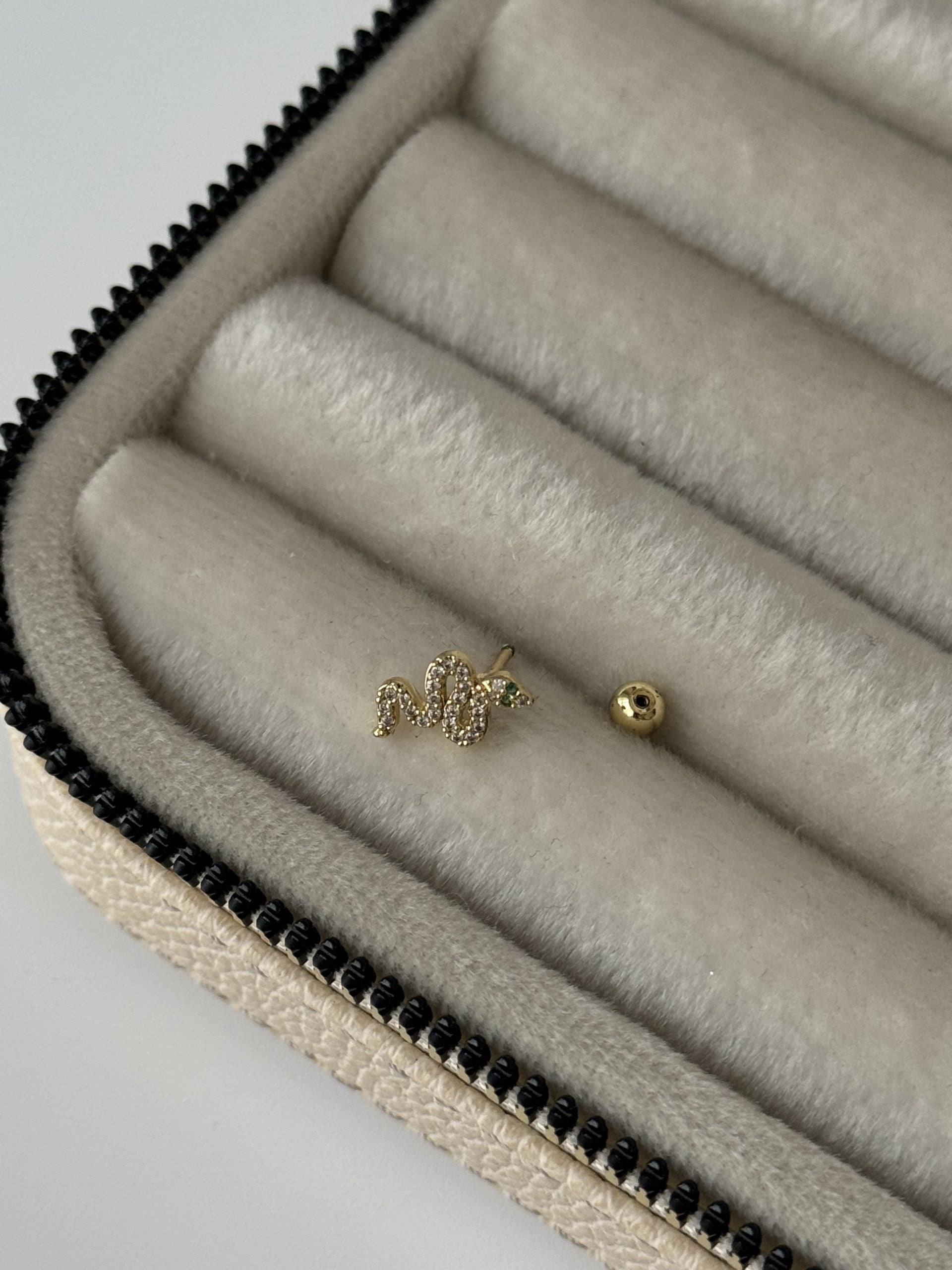 YILAN TRAGUS PİERCİNG