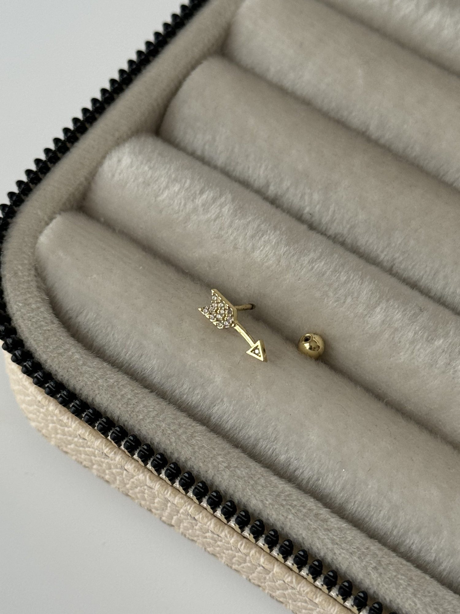 OK DETAYLI TRAGUS PİERCİNG