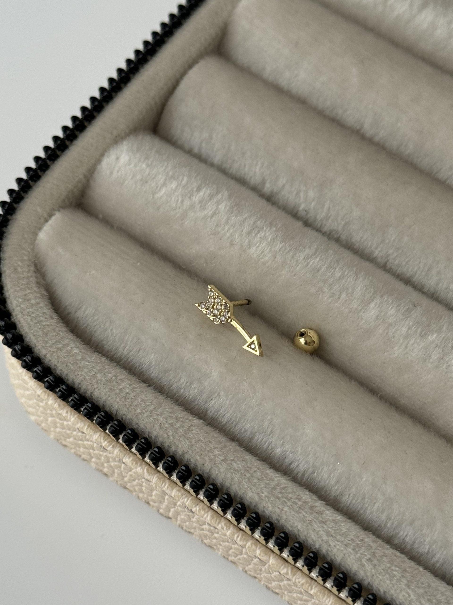 OK DETAYLI TRAGUS PİERCİNG