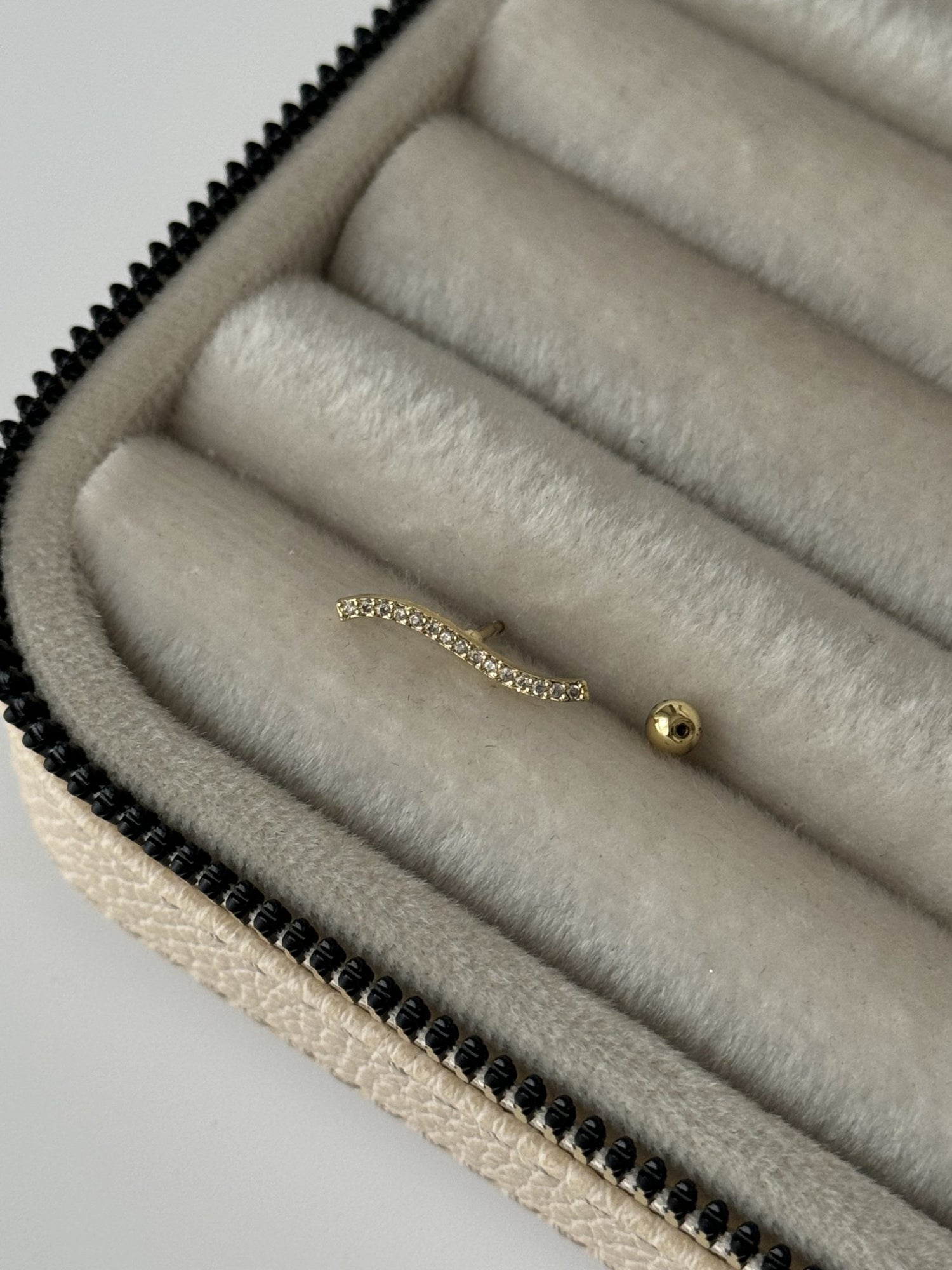 TAŞLI TRAGUS PİERCİNG