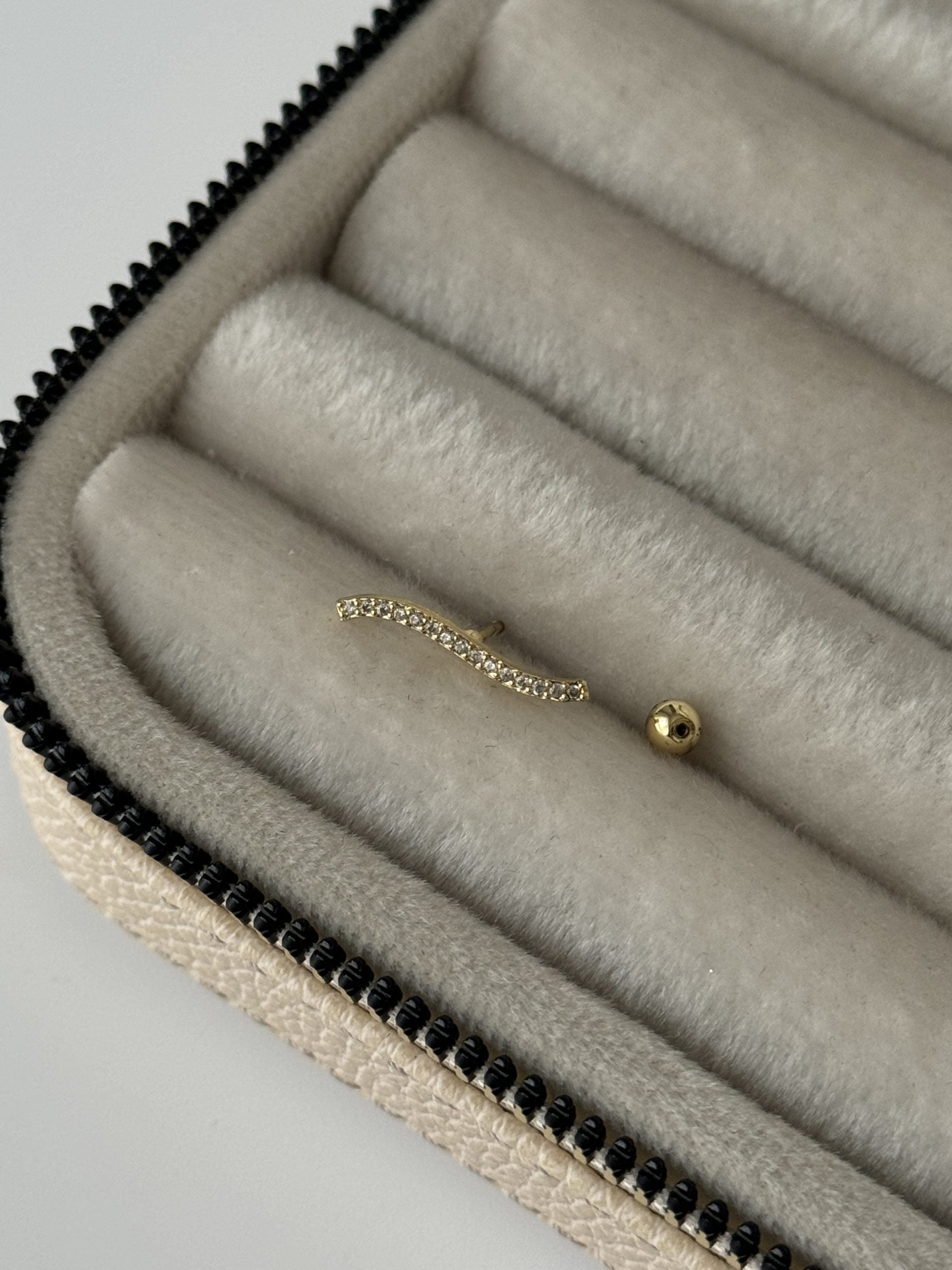 TAŞLI TRAGUS PİERCİNG