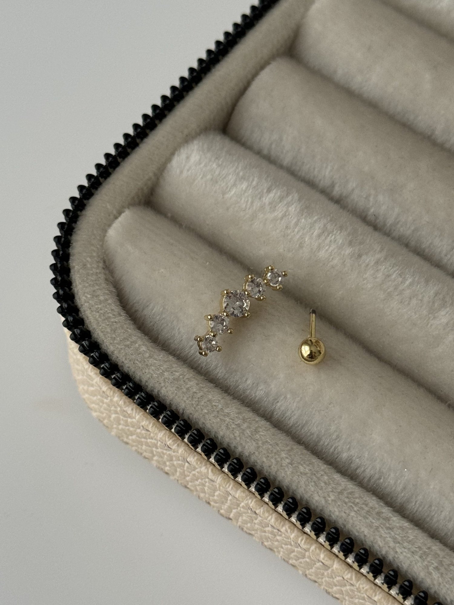 TAŞLI TRAGUS PİERCİNG