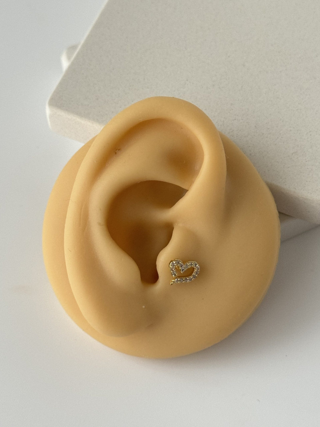 KALP TRAGUS PİERCİNG