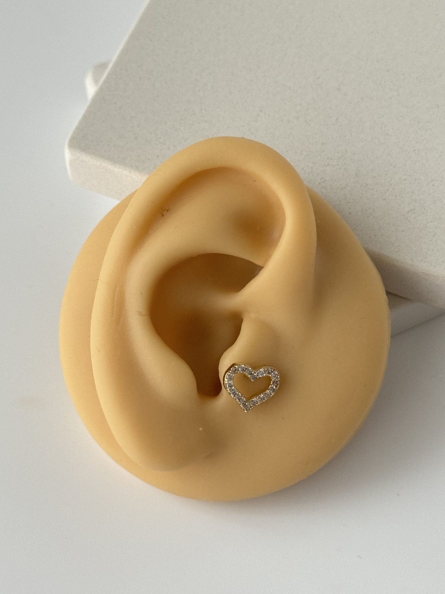 KALP TRAGUS PİERCİNG