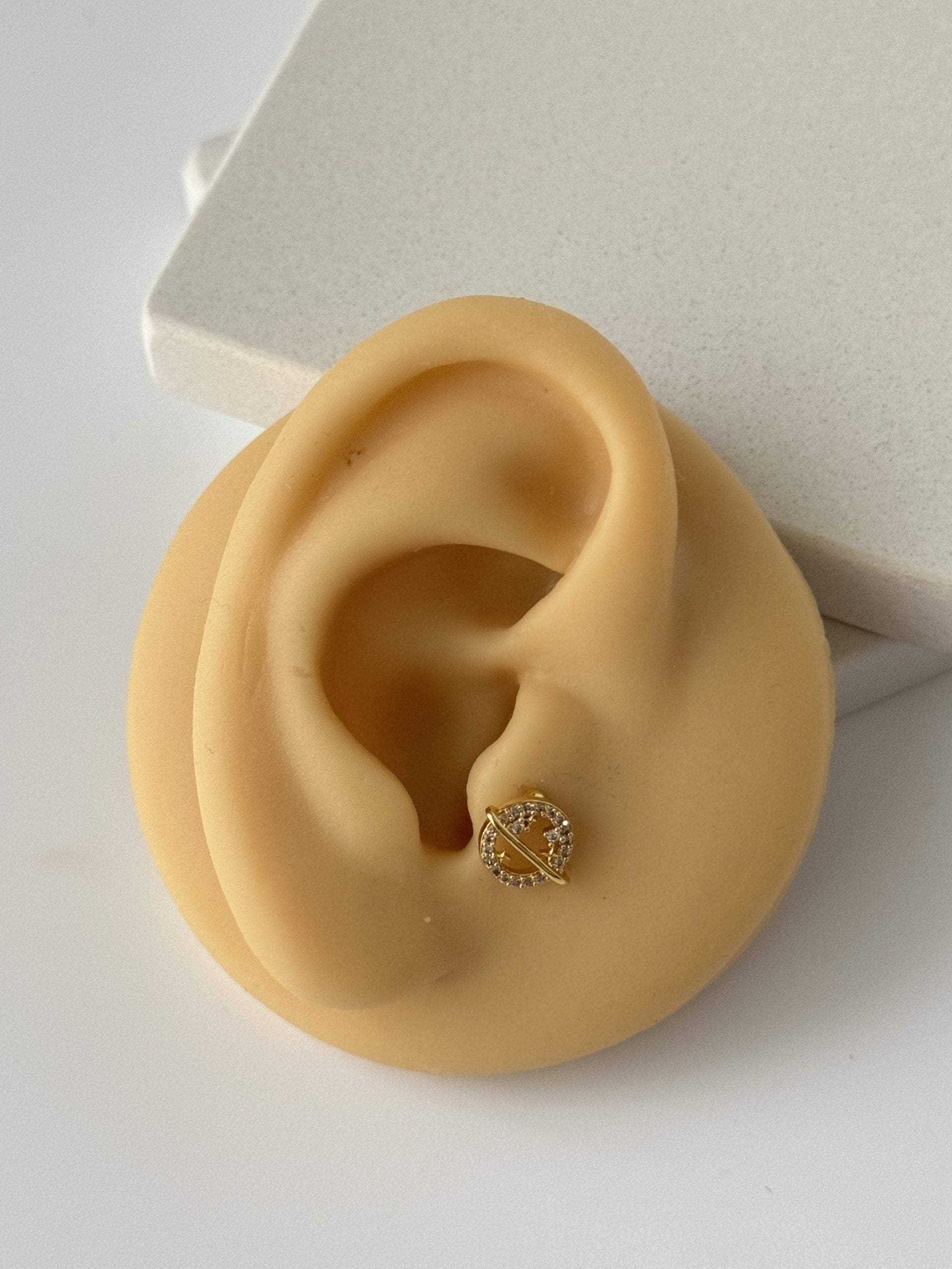 GEZEGEN DETAYLI TRAGUS PİERCİNG