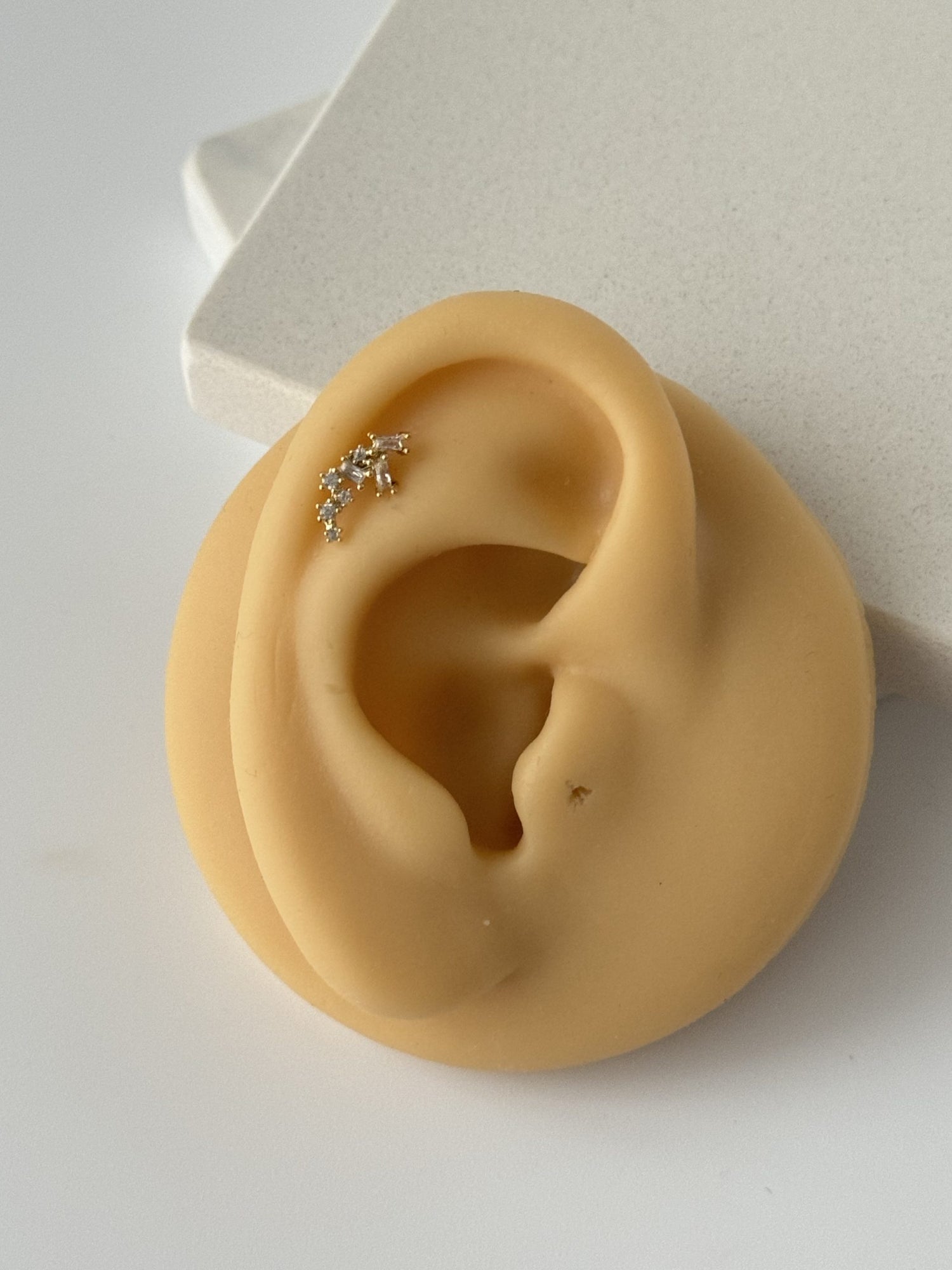 TAŞLI TRAGUS PİERCİNG