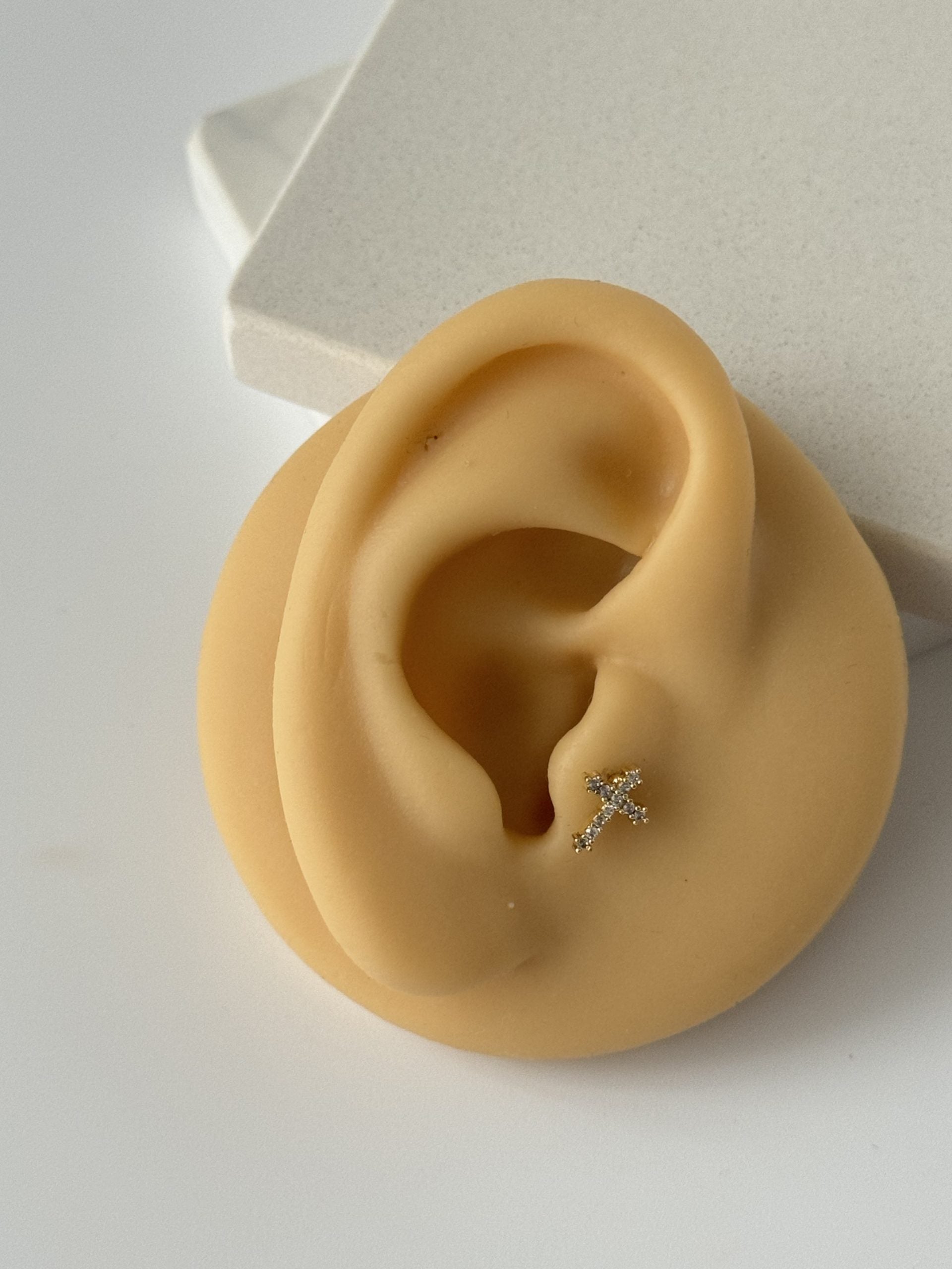 HAÇ TRAGUS PİERCİNG