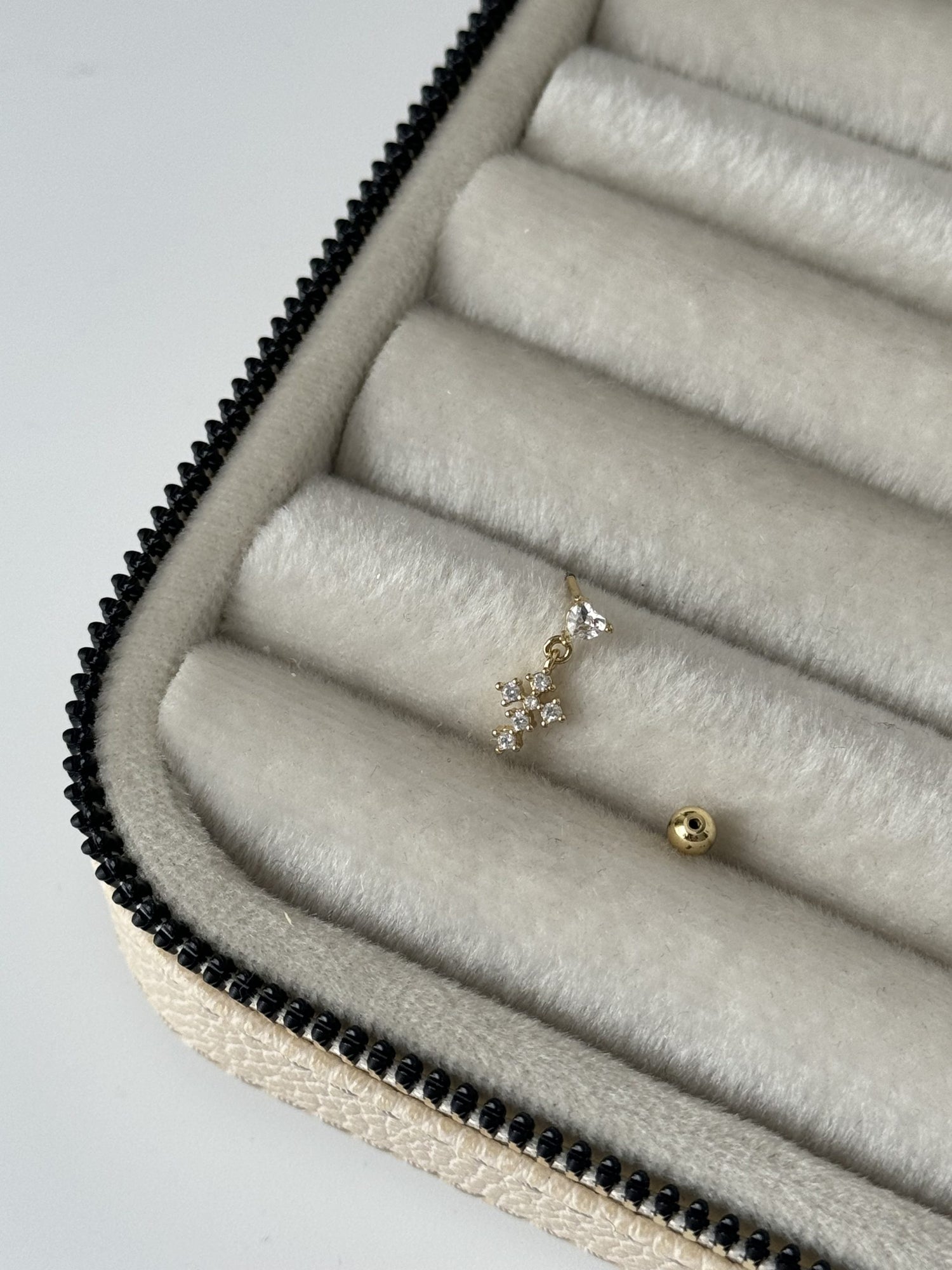 TAŞLI SALLANTILI TRAGUS PİERCİNG