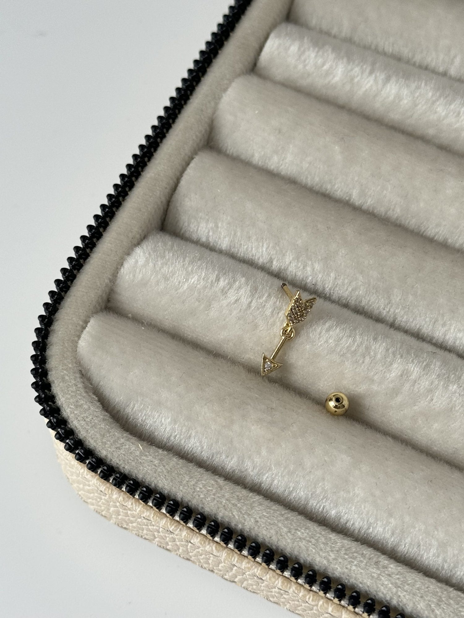 OK DETAYLI TRAGUS PİERCİNG