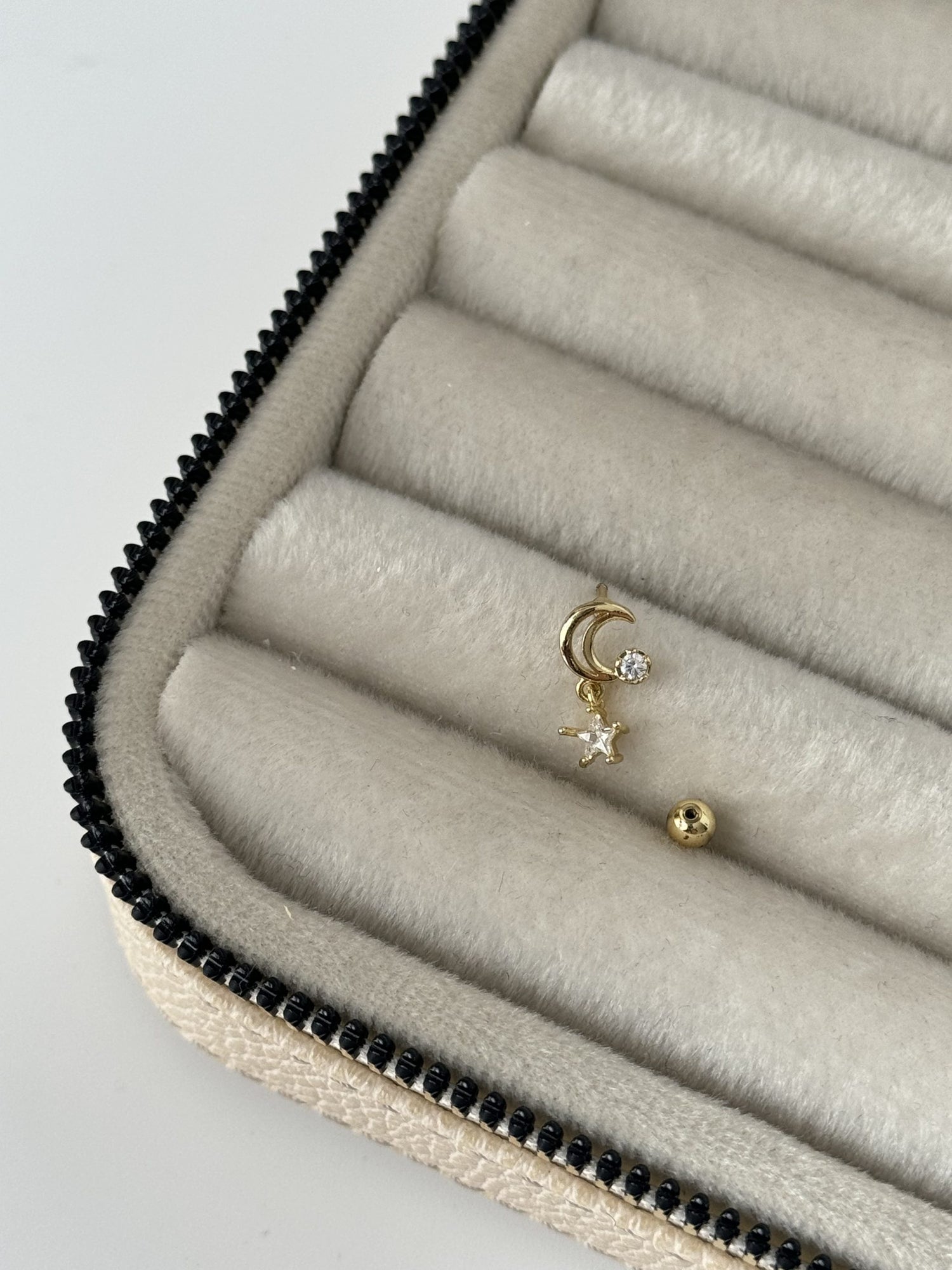 YILDIZ DETAYLI AY TRAGUS PİERCİNG