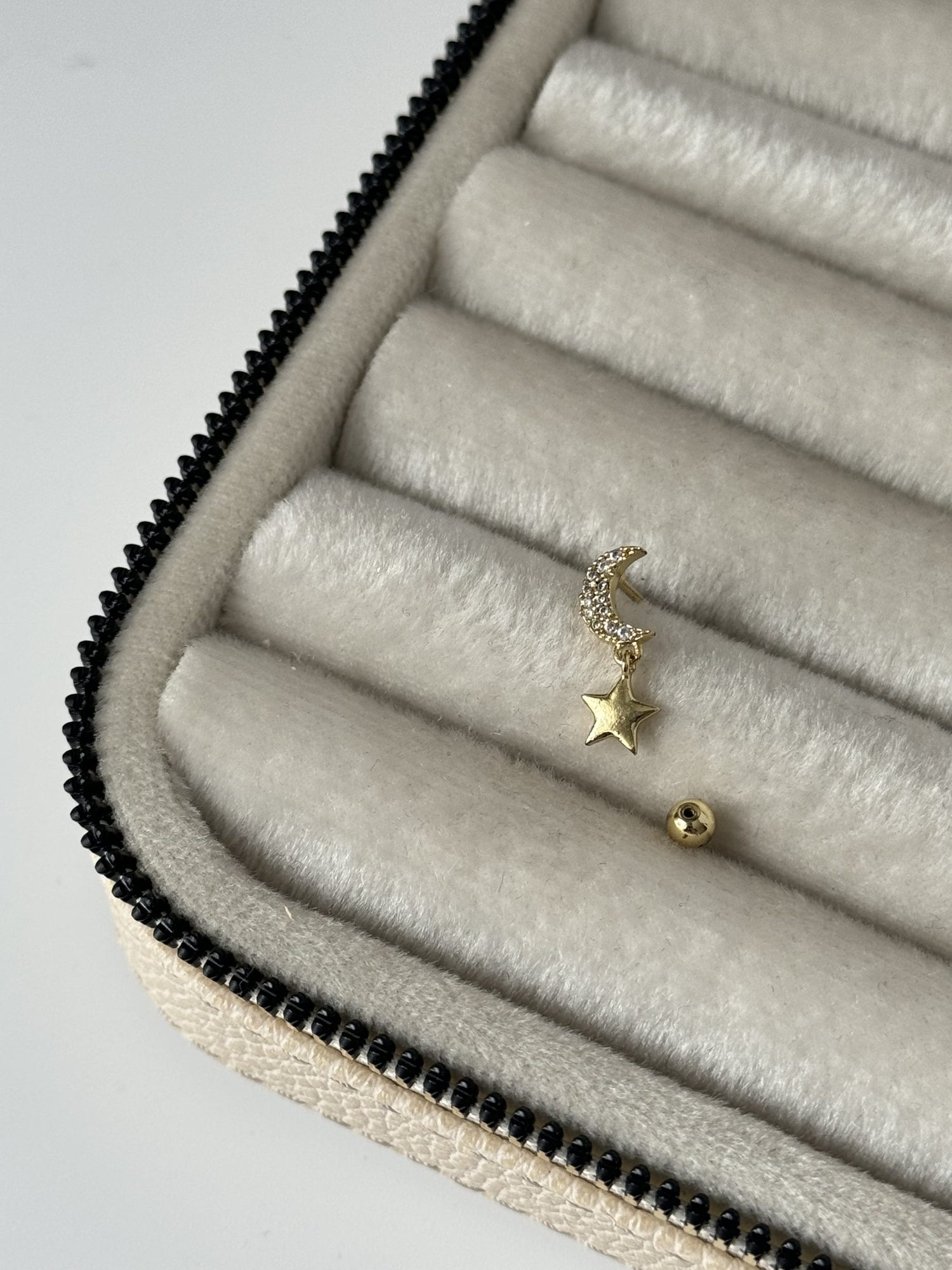 YILDIZ DETAYLI AY TRAGUS PİERCİNG