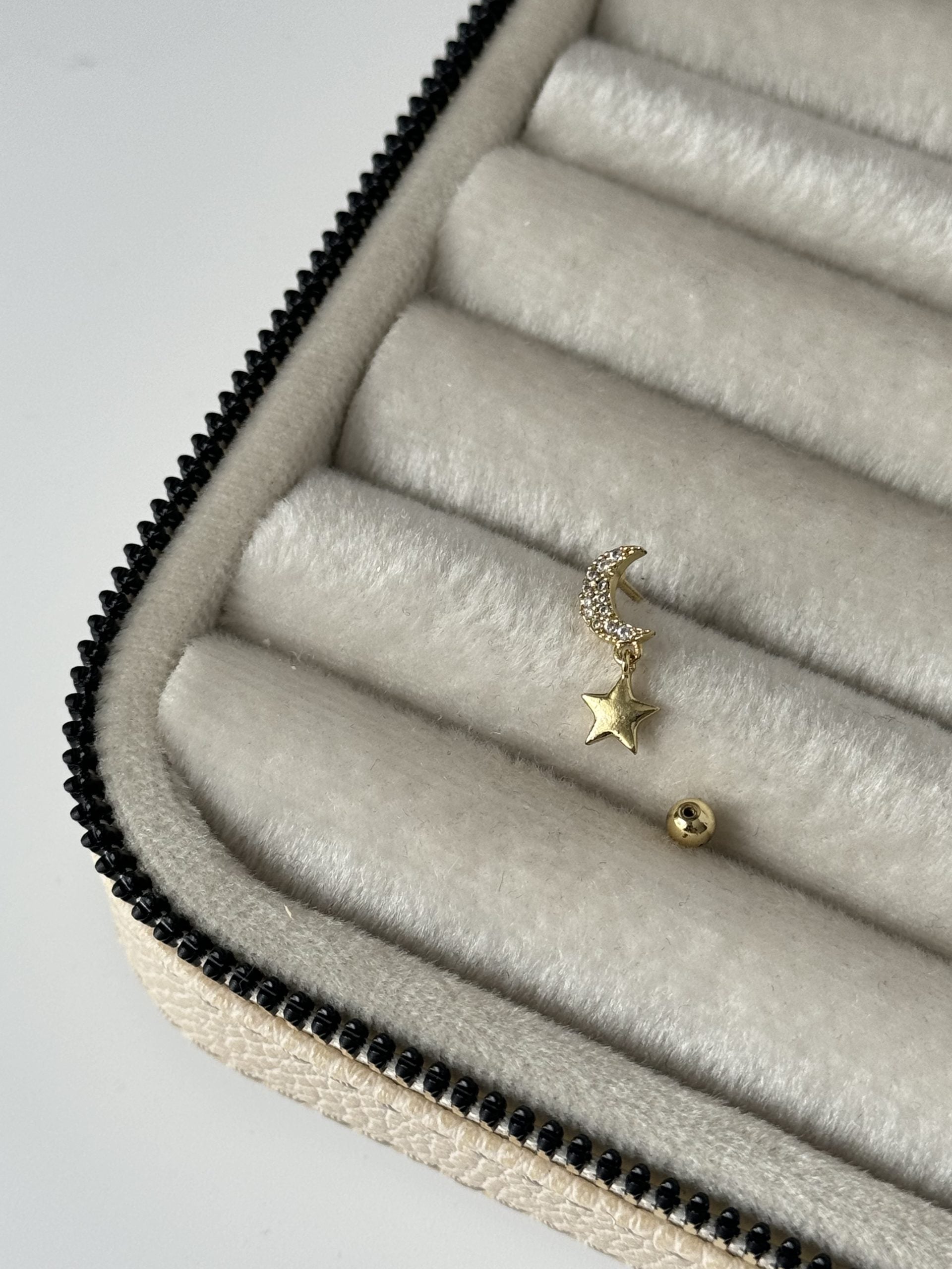 YILDIZ DETAYLI AY TRAGUS PİERCİNG