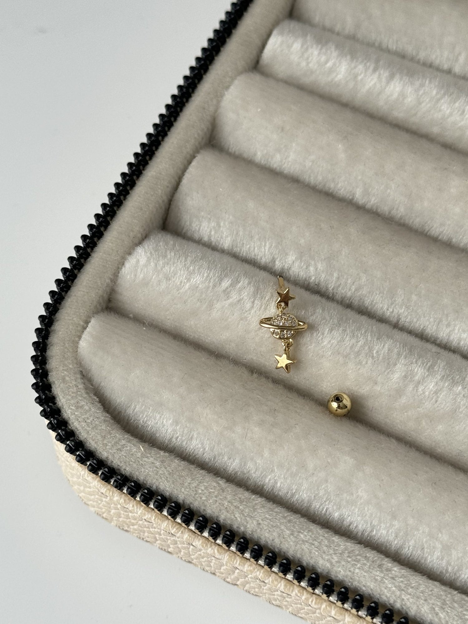 YILDIZ DETAYLI GEZEGEN TRAGUS PİERCİNG