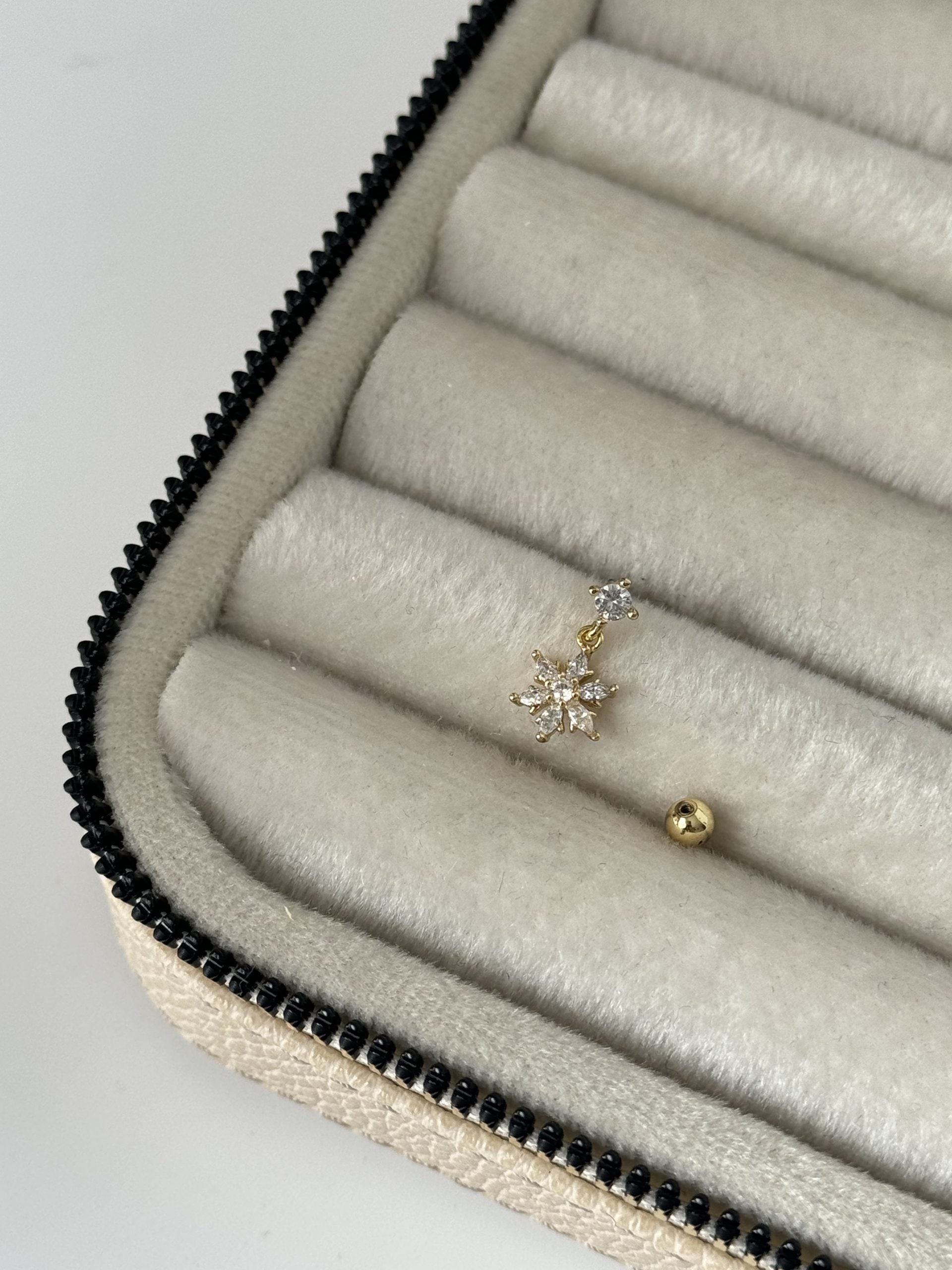 SALLANTILI ÇİÇEK TRAGUS PİERCİNG