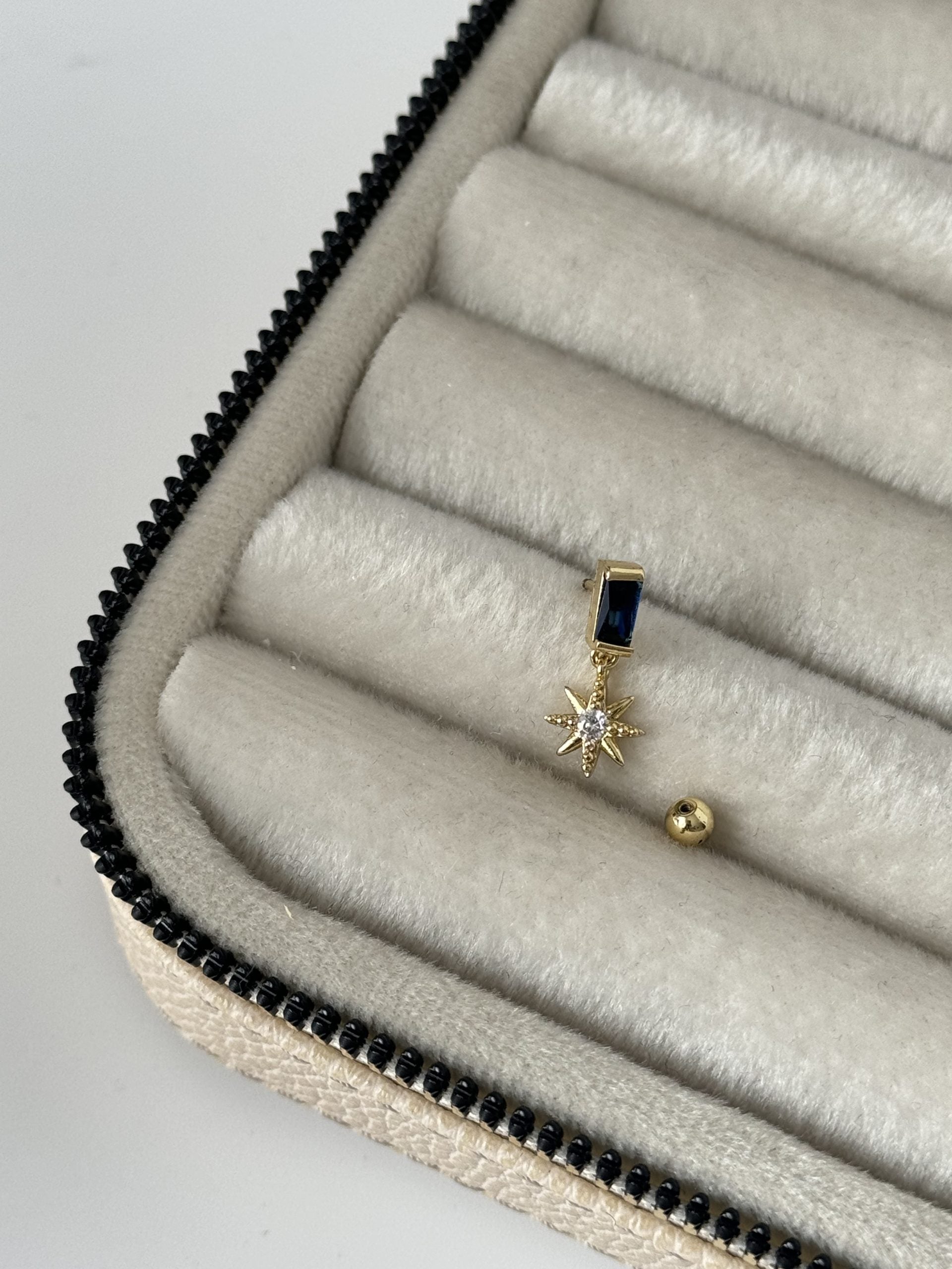 LACİVERT TAŞLI SALLANTILI TRAGUS PİERCİNG