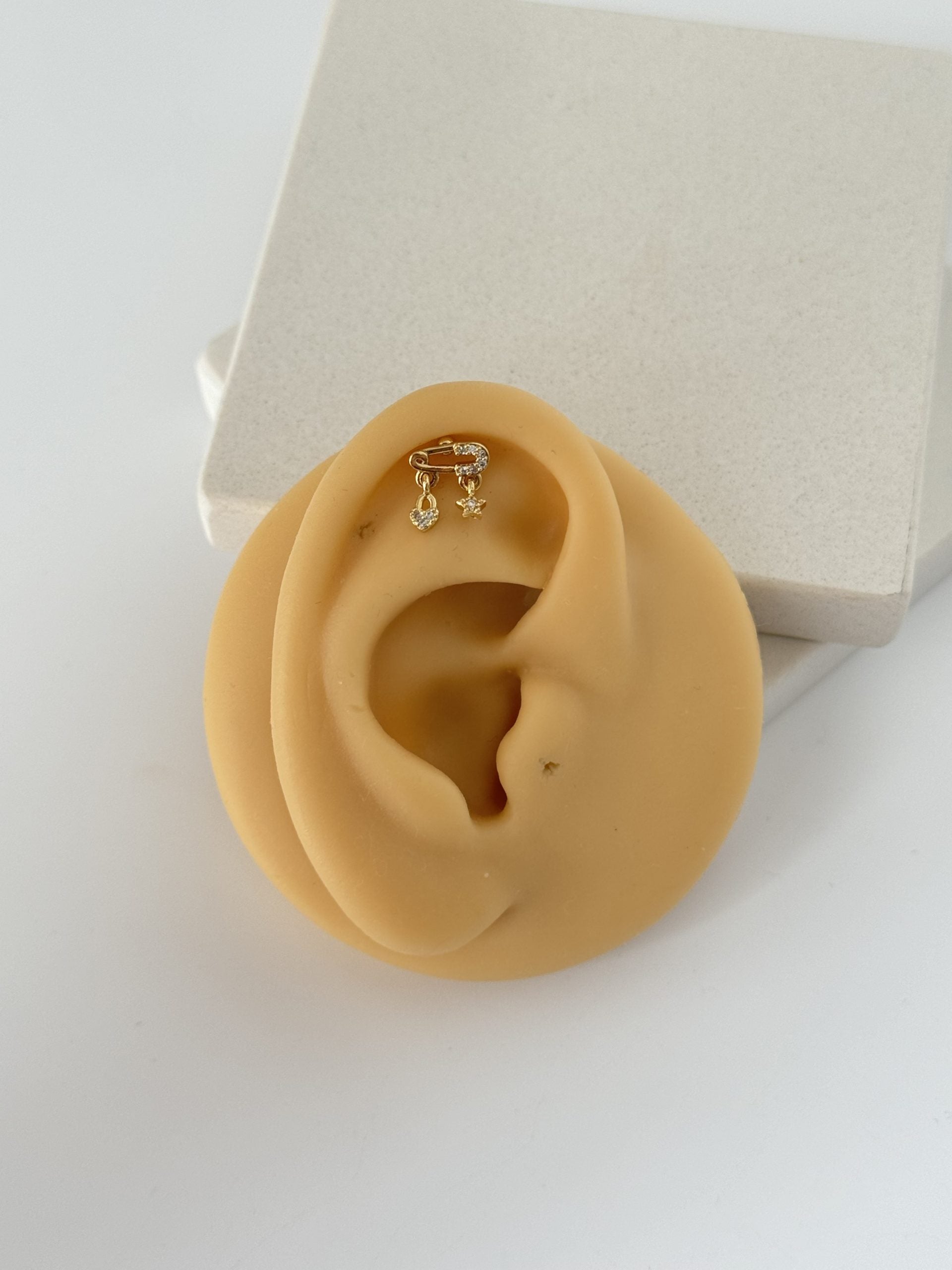 KANCA DETAYLI TRAGUS PİERCİNG