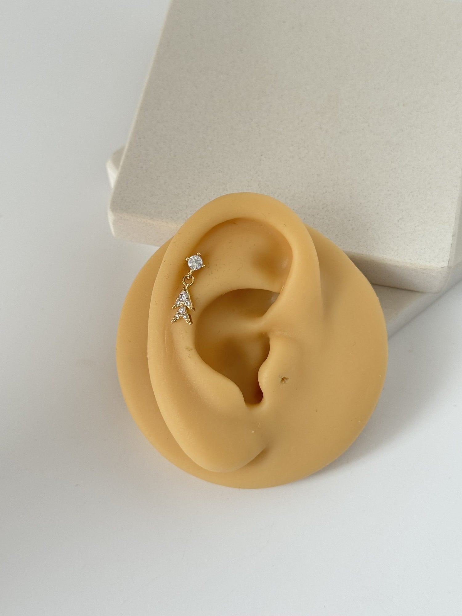 OK DETAYLI TRAGUS PİERCİNG