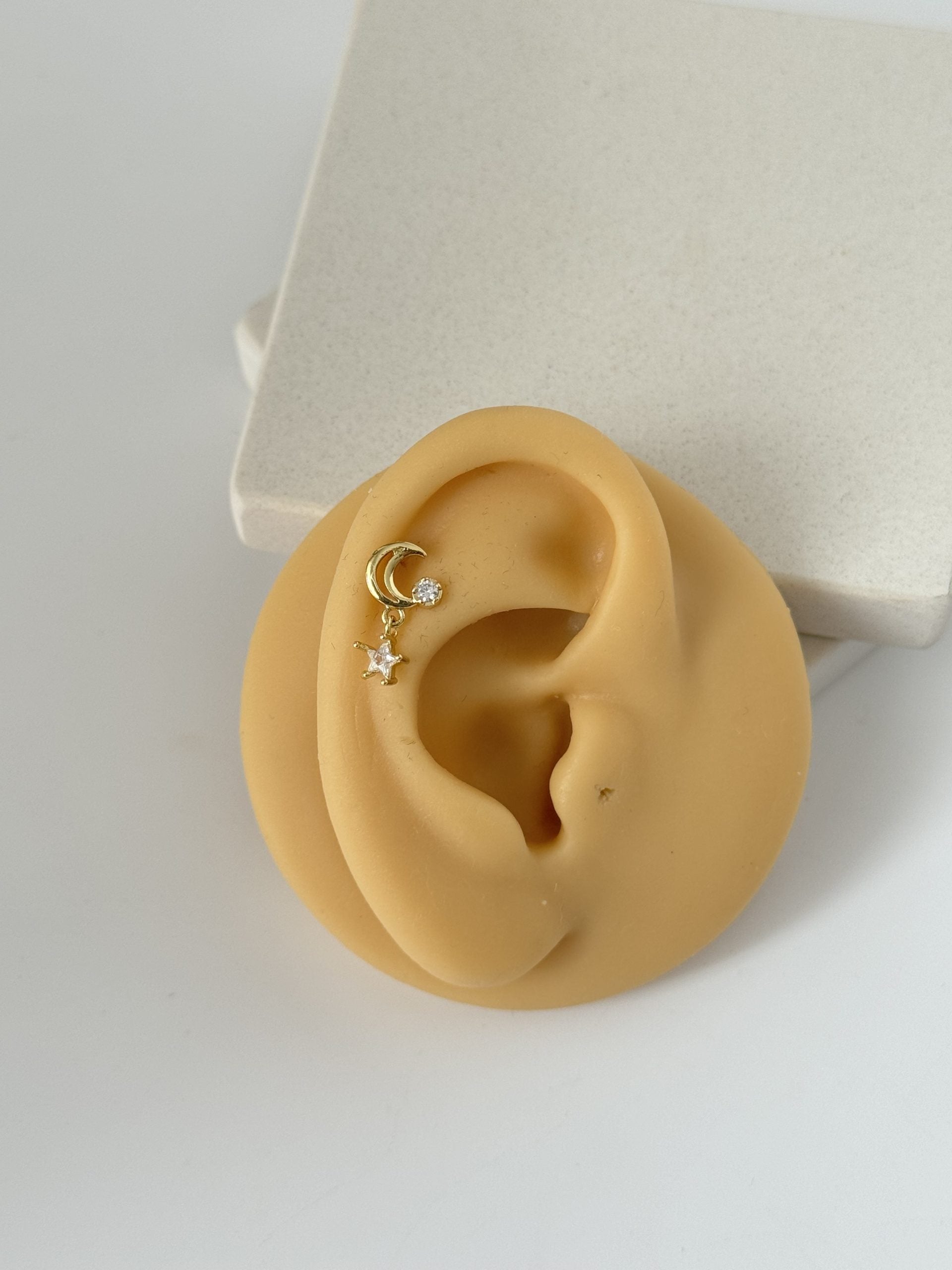 YILDIZ DETAYLI AY TRAGUS PİERCİNG