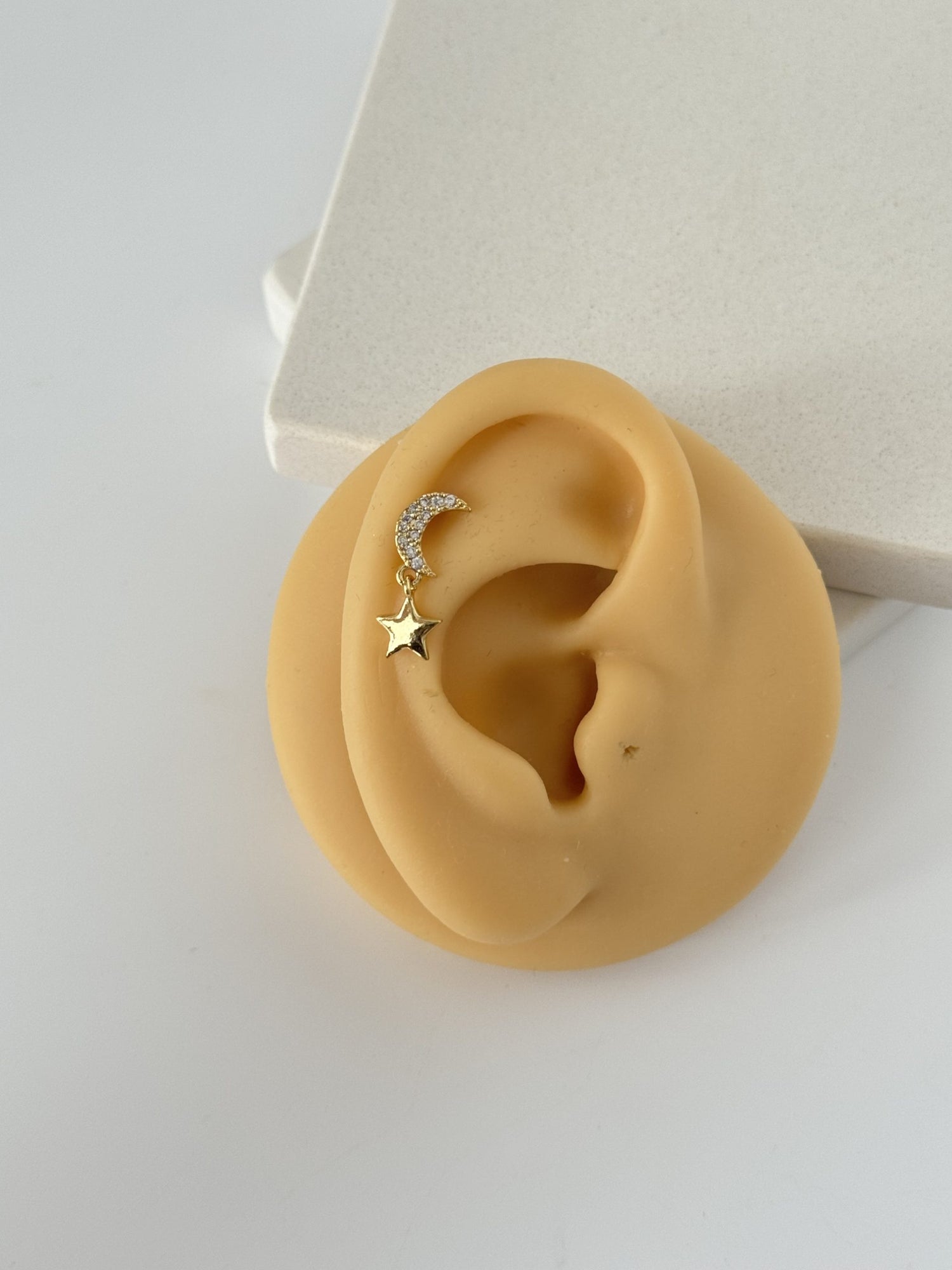 YILDIZ DETAYLI AY TRAGUS PİERCİNG