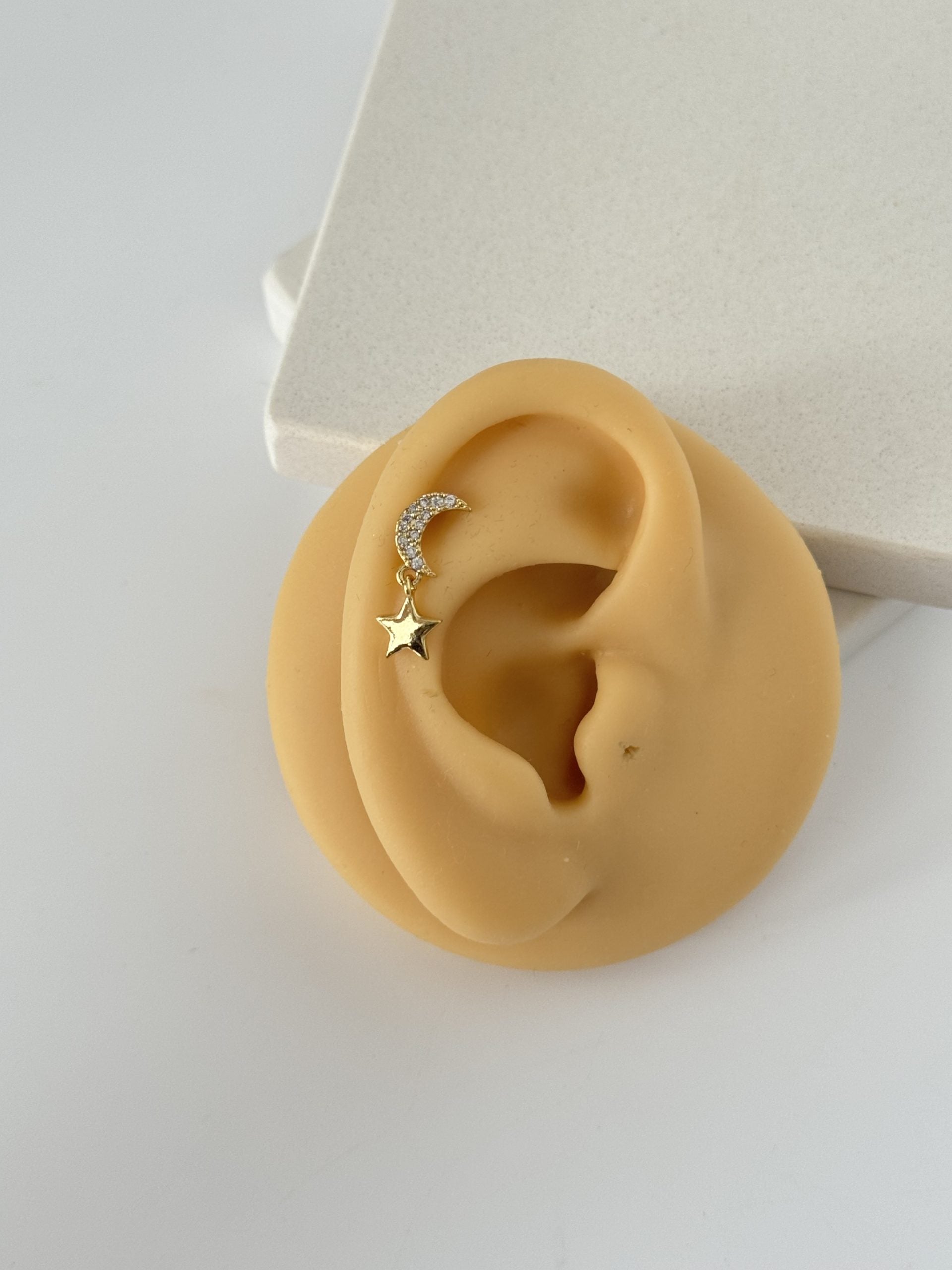 YILDIZ DETAYLI AY TRAGUS PİERCİNG