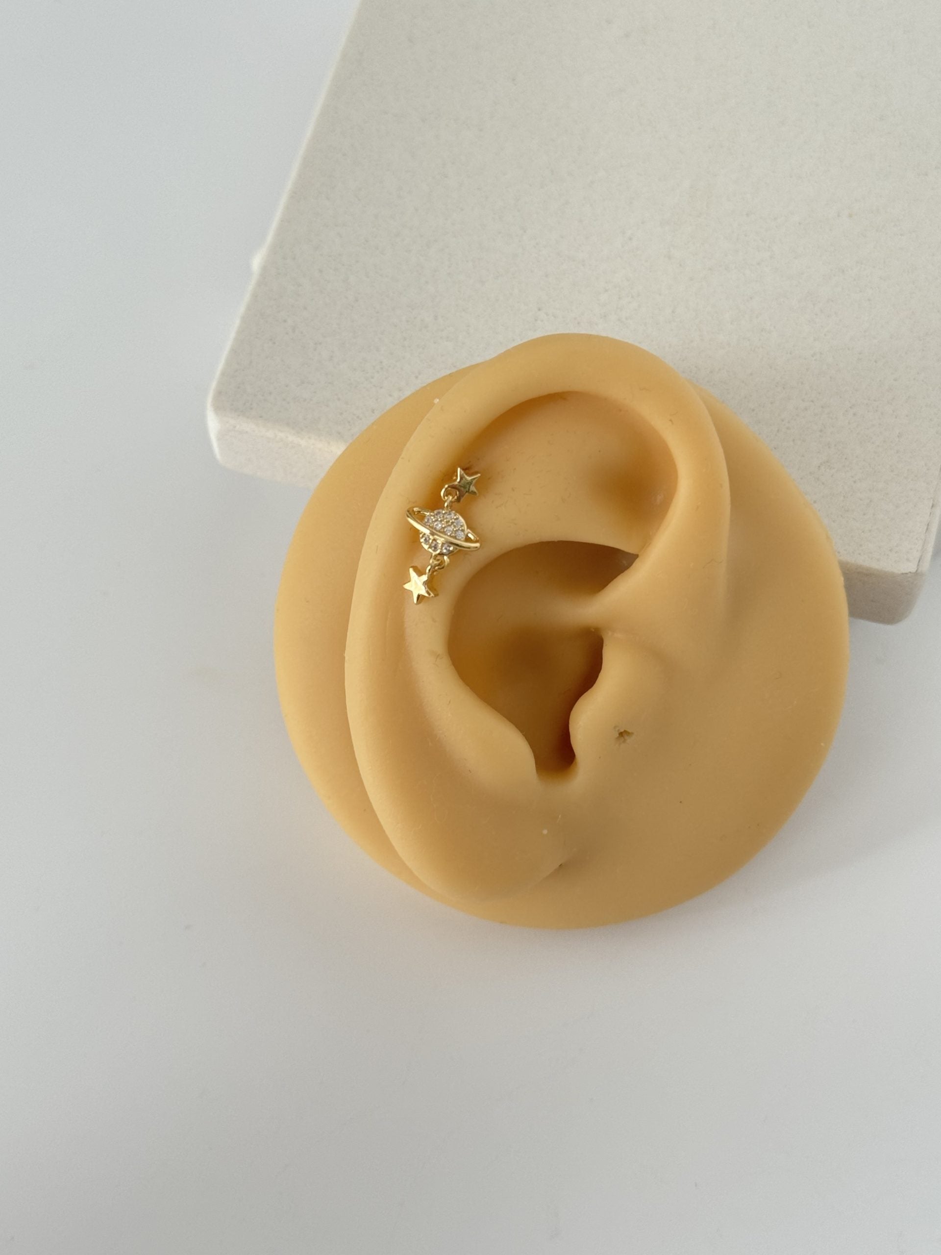 YILDIZ DETAYLI GEZEGEN TRAGUS PİERCİNG