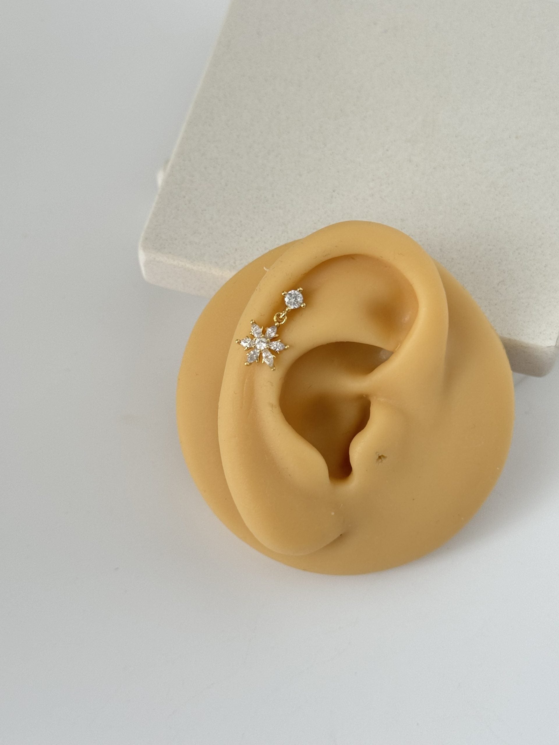 SALLANTILI ÇİÇEK TRAGUS PİERCİNG