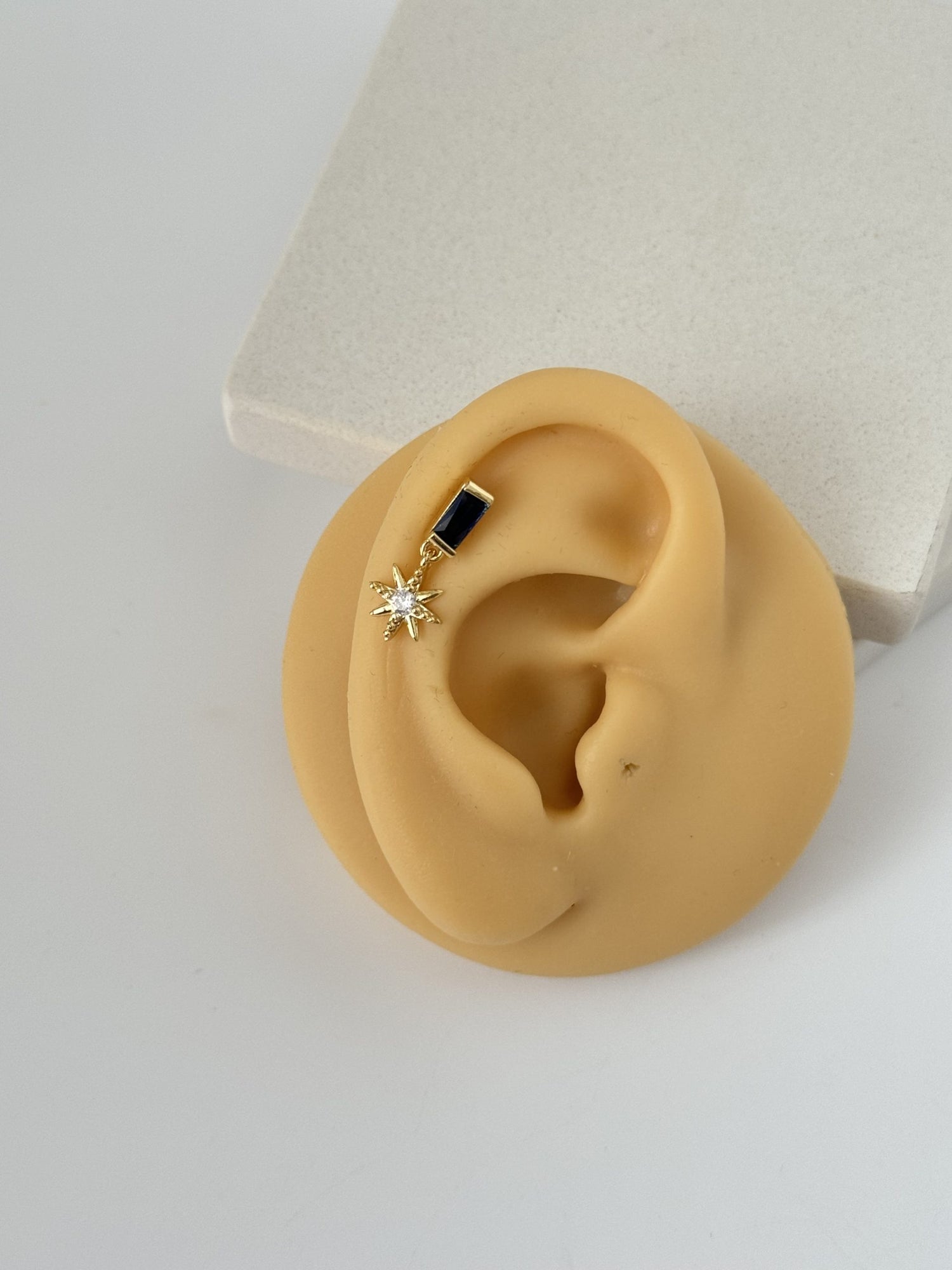 LACİVERT TAŞLI SALLANTILI TRAGUS PİERCİNG