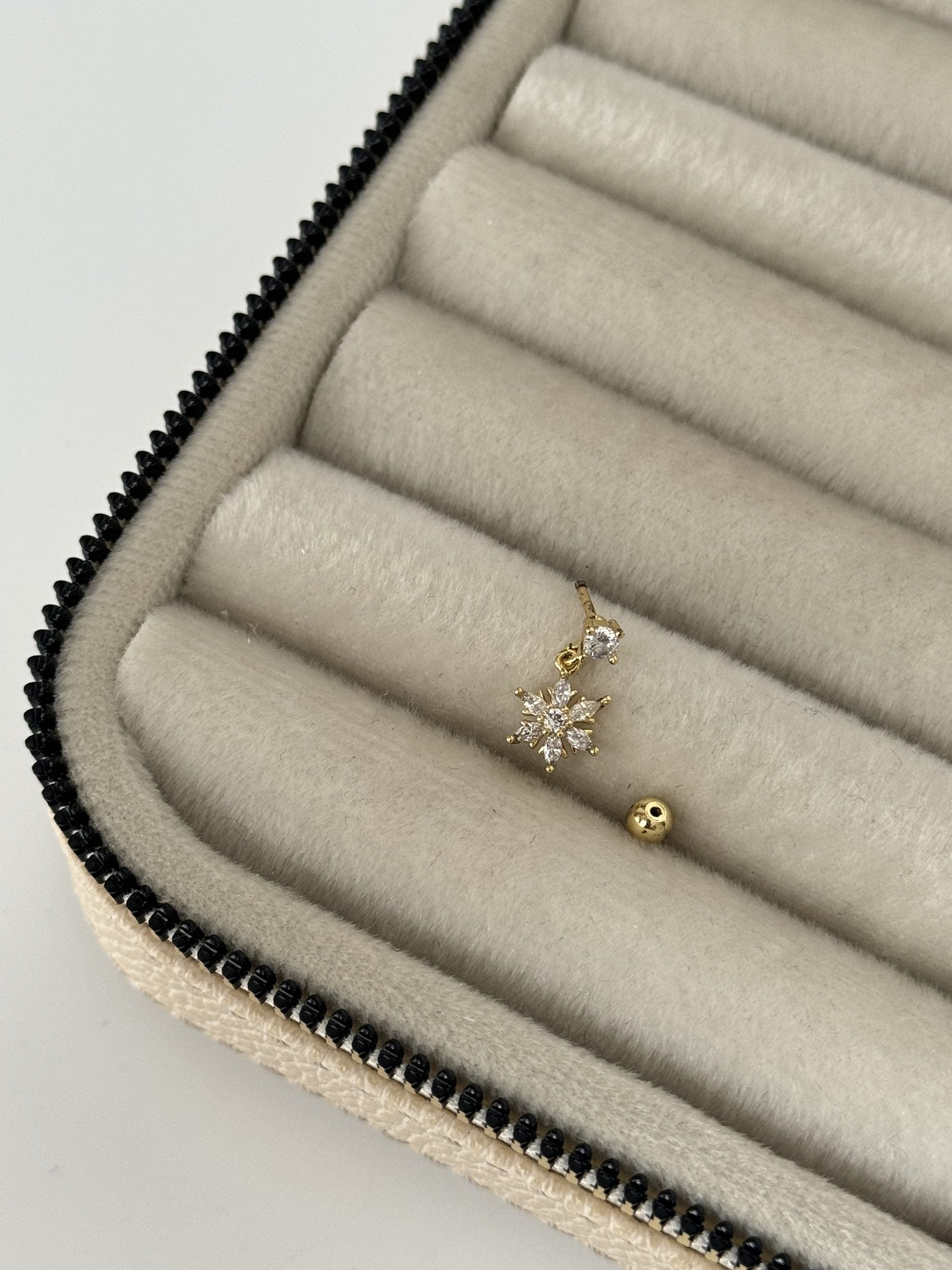 SALLANTILI ÇİÇEK TRAGUS PİERCİNG