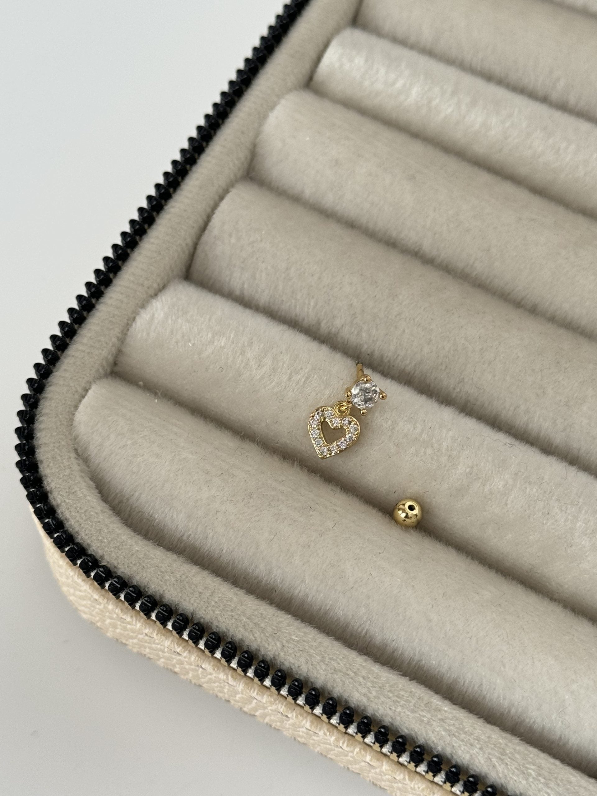 SALLANTILI KALPLİ TRAGUS PİERCİNG